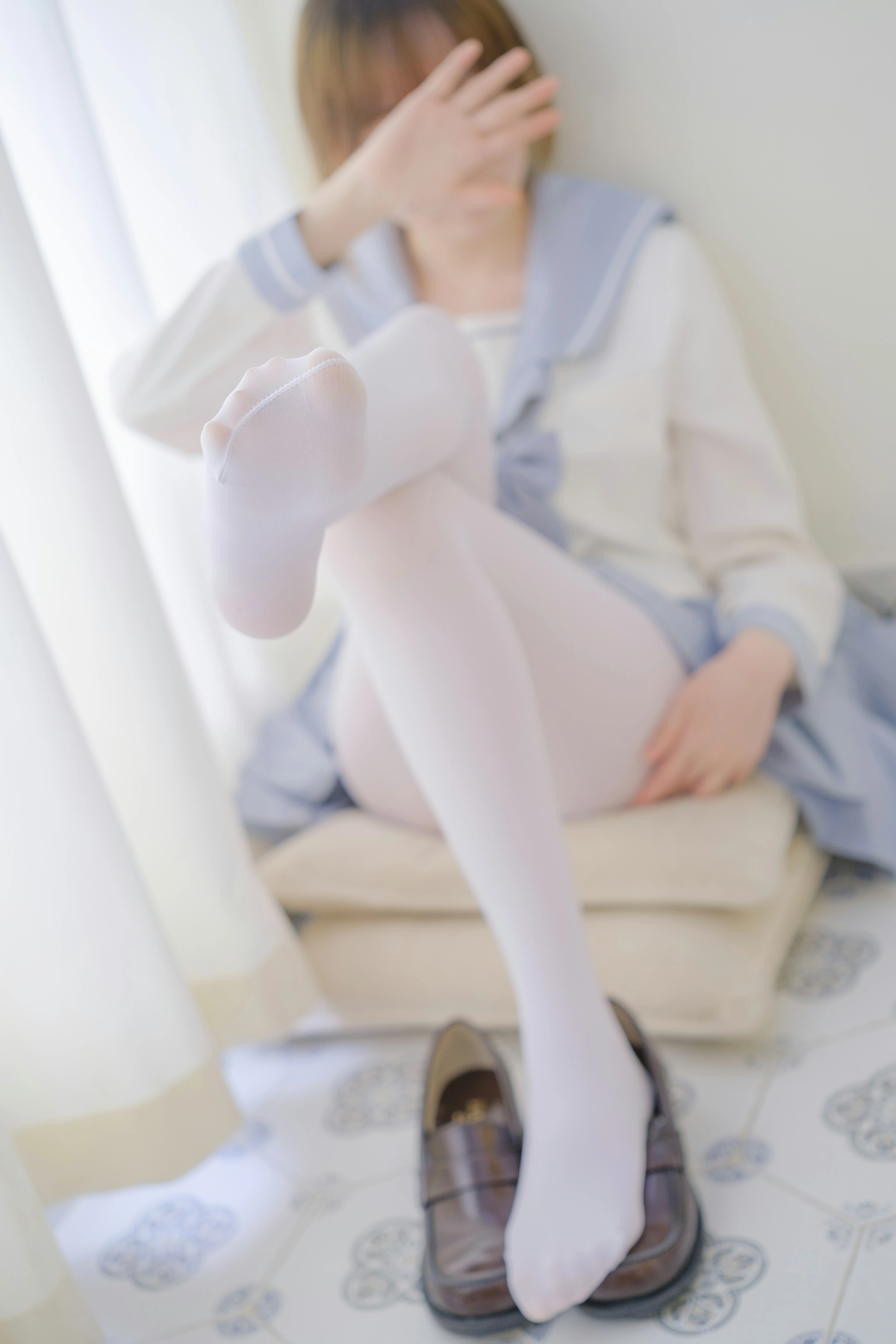 [森萝财团]GZAY4 酒店阳台上的JK制服小萝莉 白色衬衫与灰色短裙加白色丝袜美腿性感私房写真集,0042