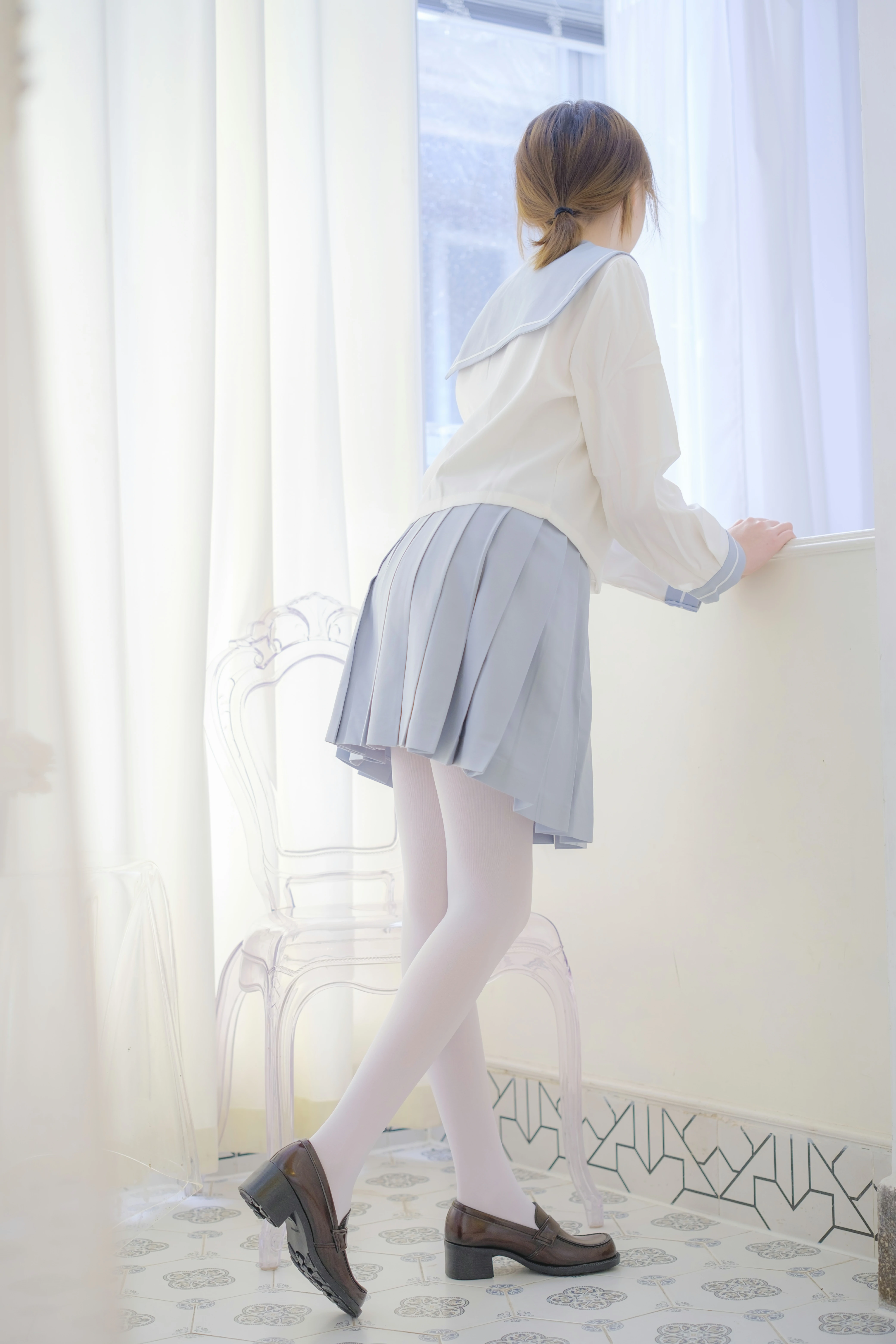 [森萝财团]GZAY4 酒店阳台上的JK制服小萝莉 白色衬衫与灰色短裙加白色丝袜美腿性感私房写真集,0019