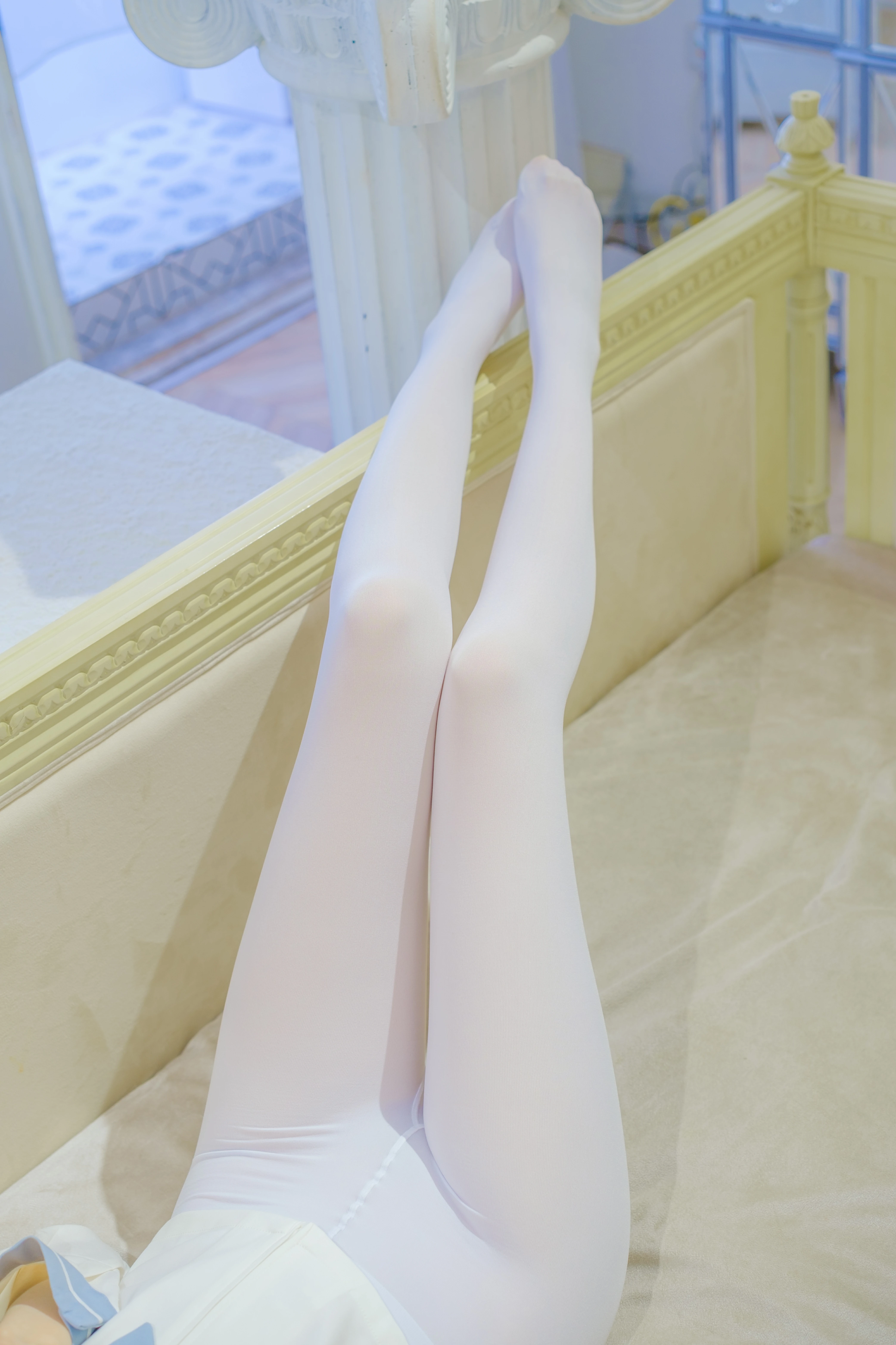 [森萝财团]GZAY4 酒店阳台上的JK制服小萝莉 白色衬衫与灰色短裙加白色丝袜美腿性感私房写真集,0100