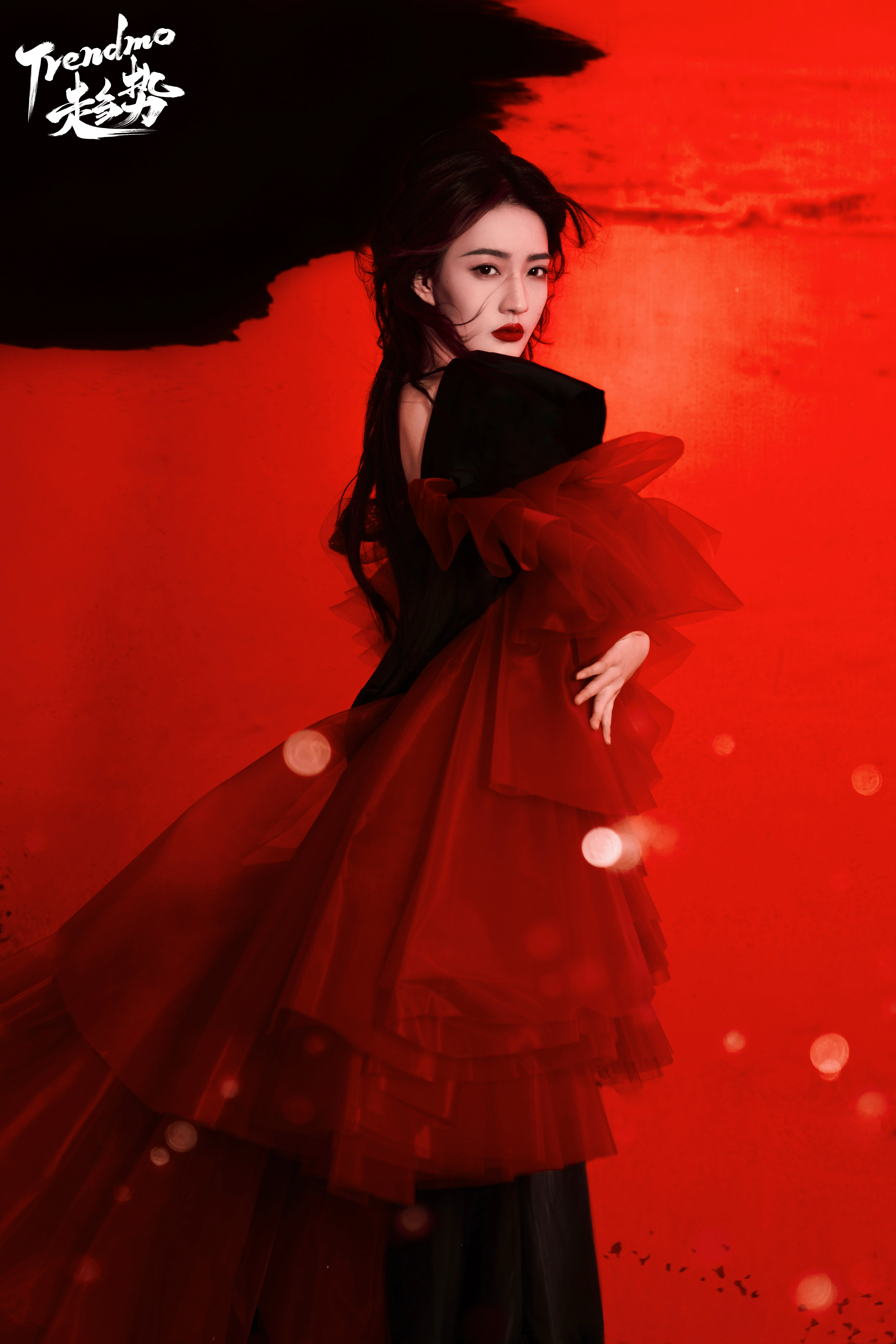 Trendmo趋势徐璐封面大片 红色长裙与黑色西装制服优雅迷人,7