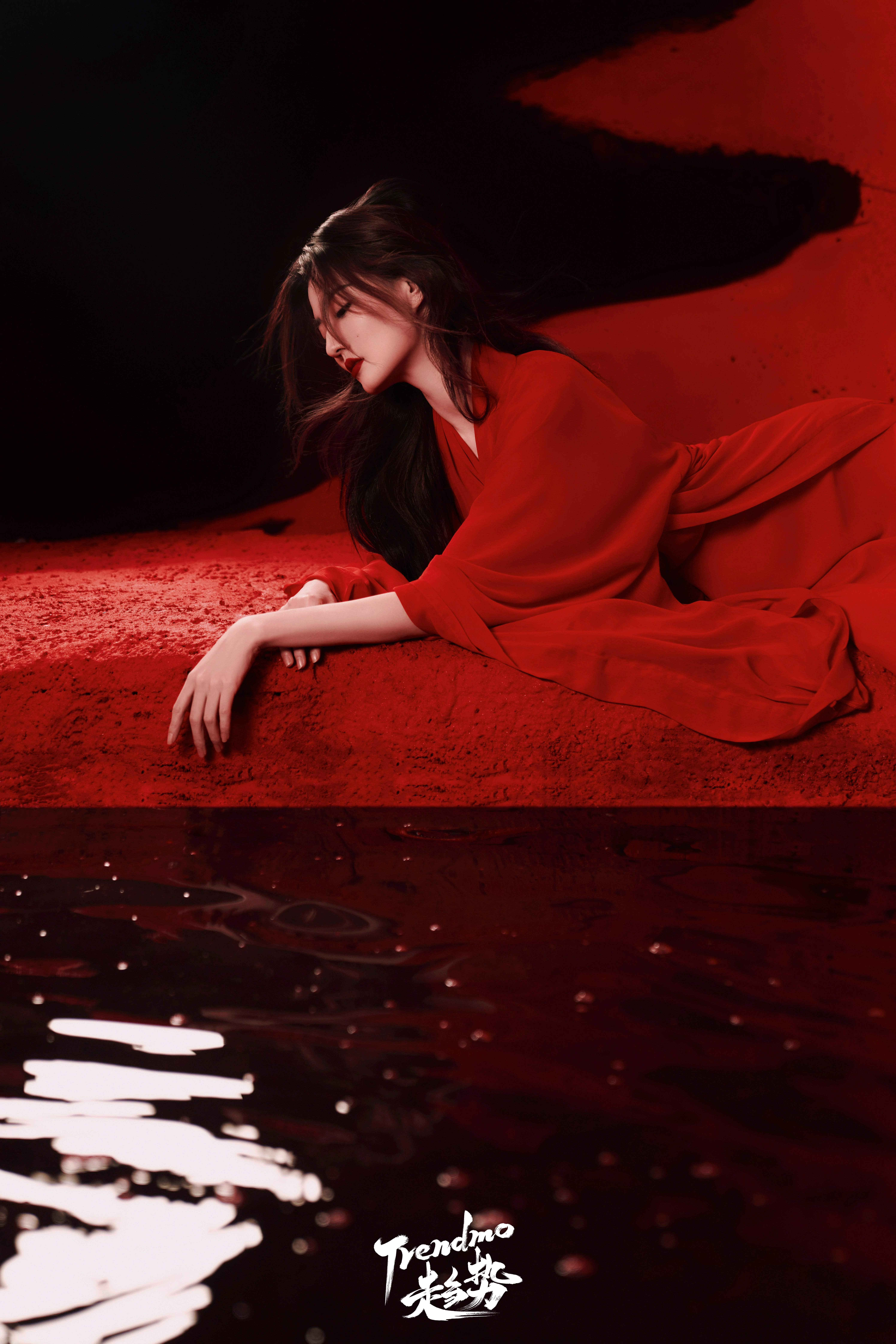 Trendmo趋势徐璐封面大片 红色长裙与黑色西装制服优雅迷人,9
