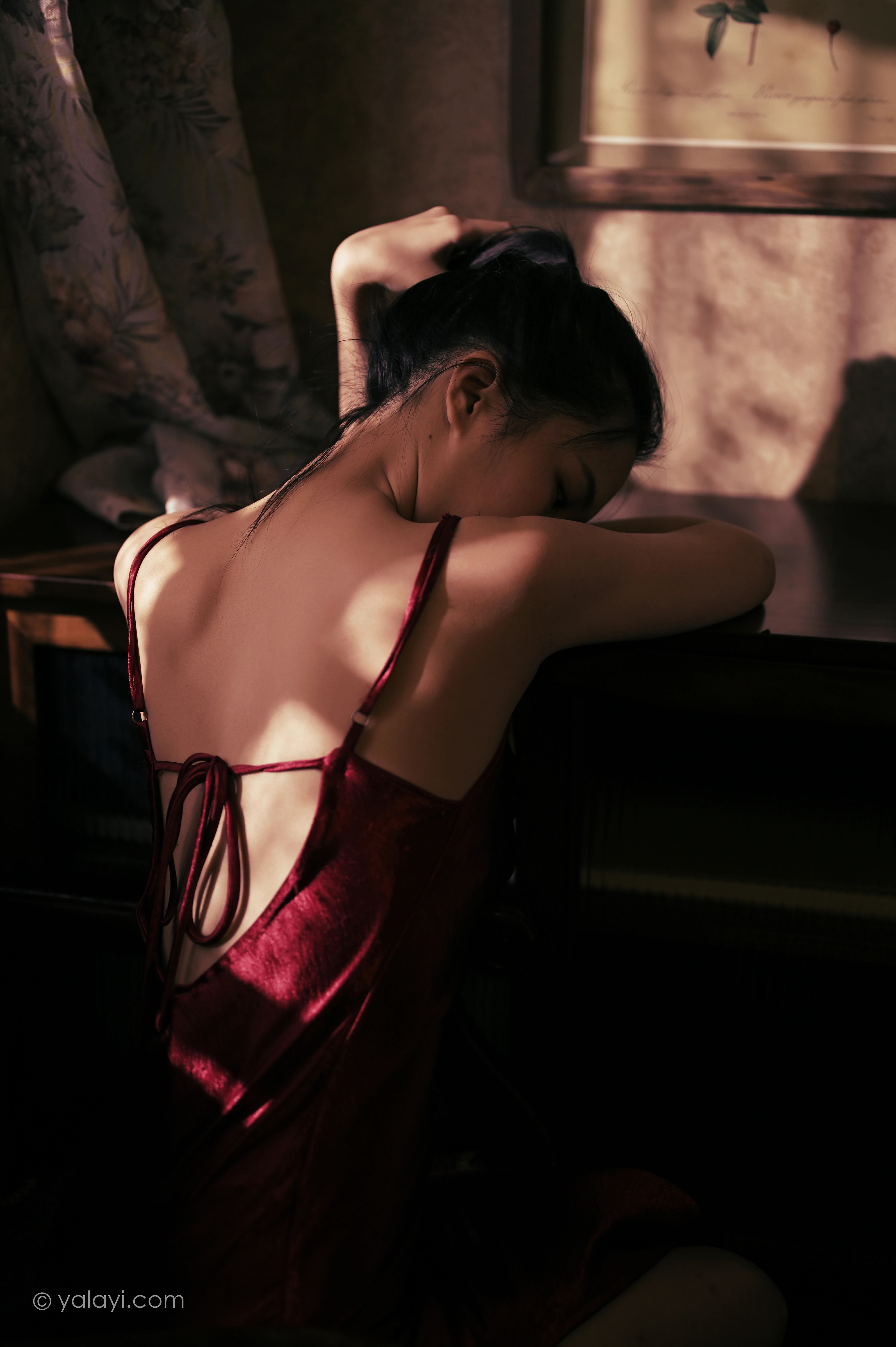 [YALAYI雅拉伊]NO.746 《岁月静好》 方岚 红色吊带裸背连衣裙性感写真集,38