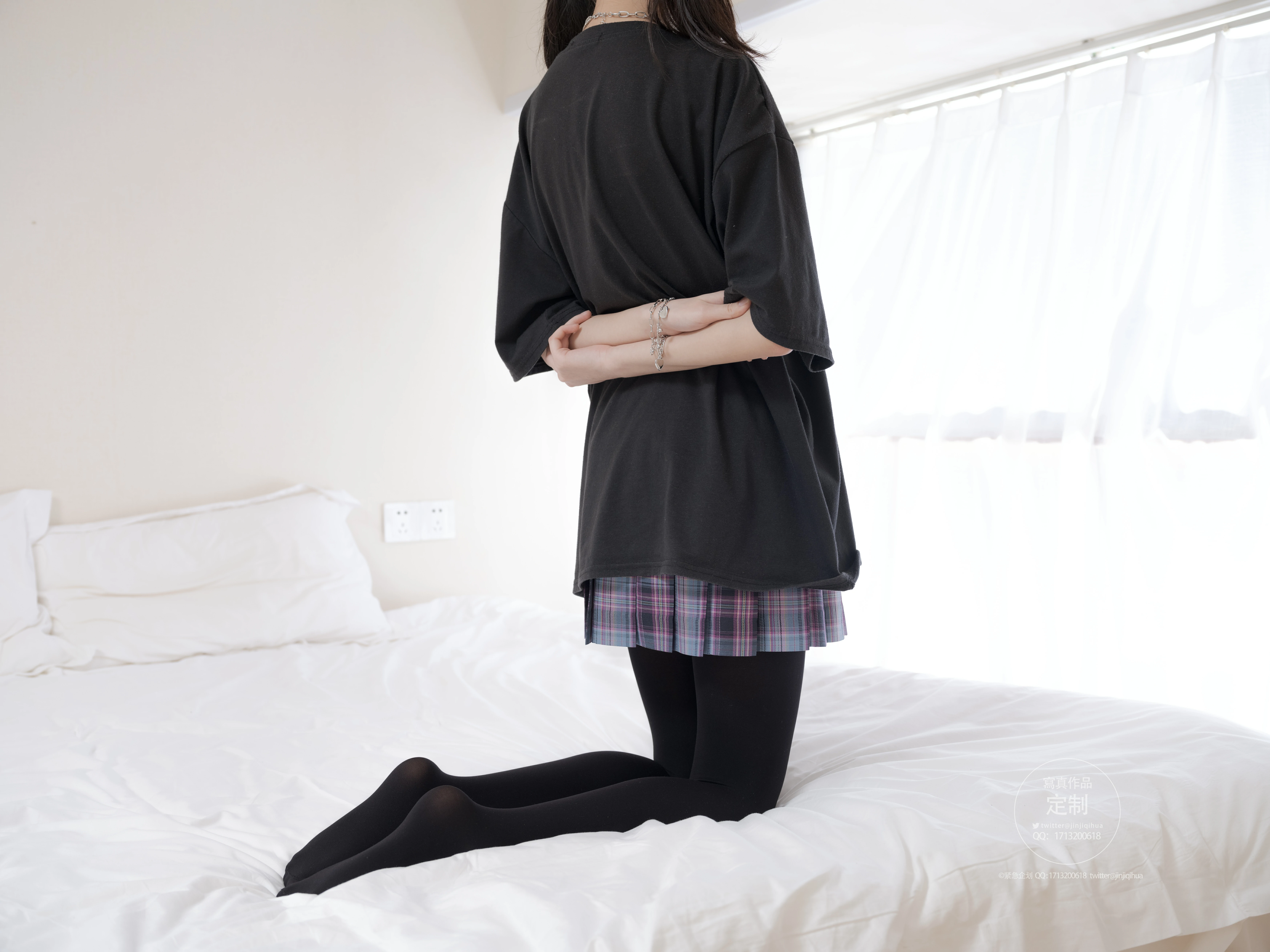 [紧急企划]Y-001 不露脸的少女萝莉 黑色JK制服与格子短裙加黑丝美腿性感私房写真集,0001