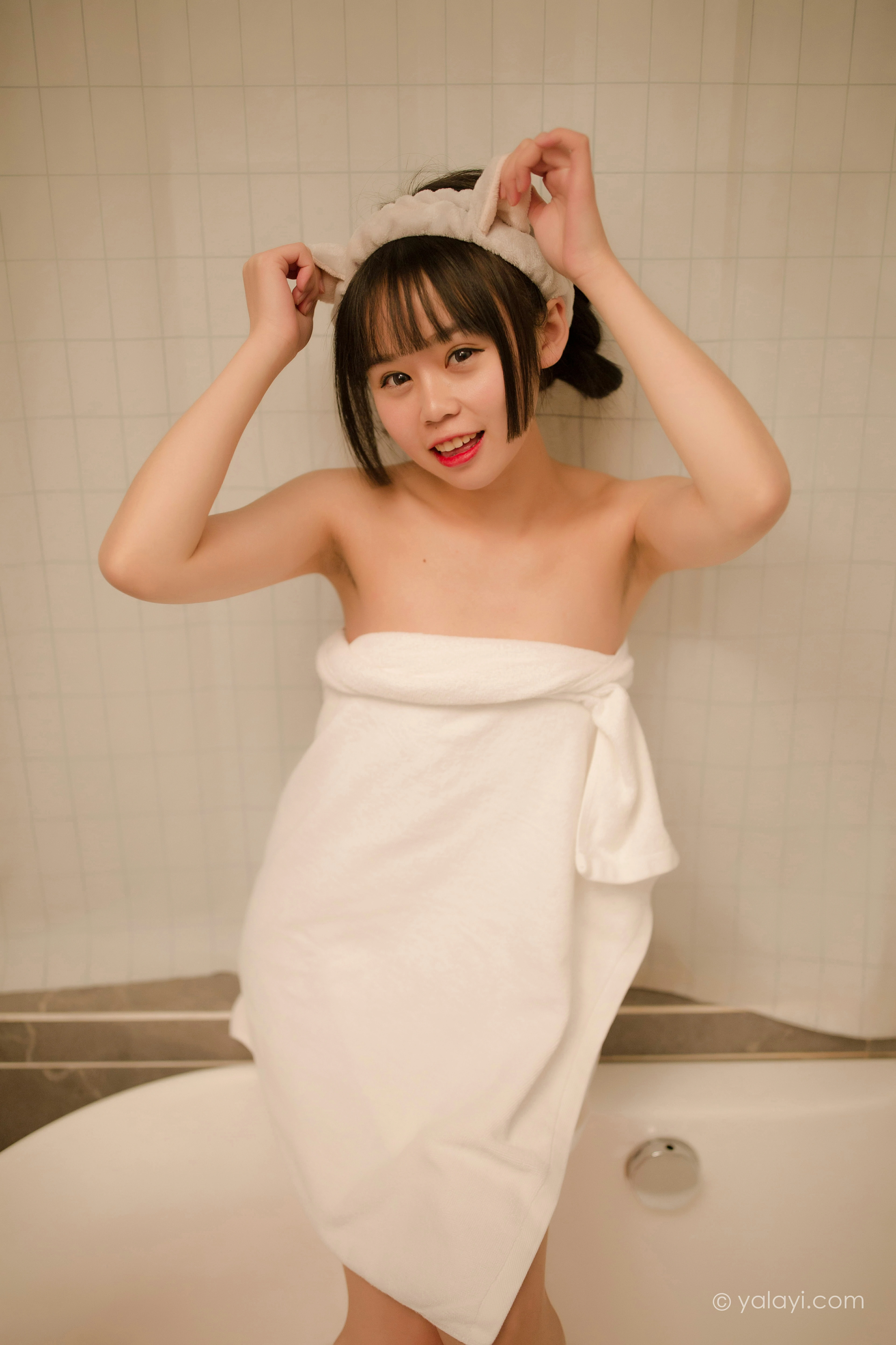 [YALAYI雅拉伊]NO.755 零零后少女 小乖 性感小背心与白色浴袍私房写真集,28