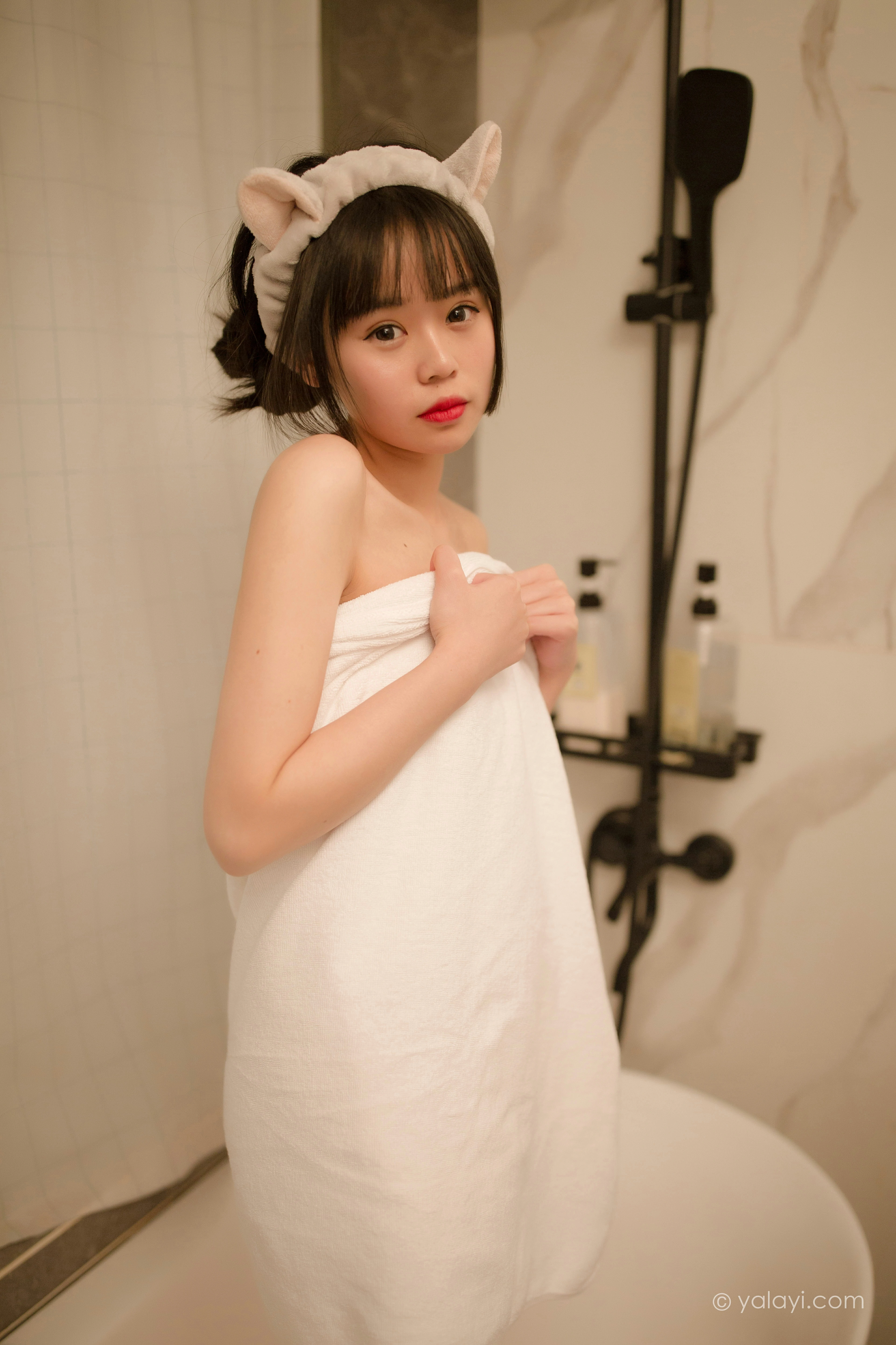 [YALAYI雅拉伊]NO.755 零零后少女 小乖 性感小背心与白色浴袍私房写真集,29