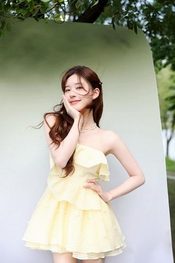 赵露思今日份甜妹写真身着黄色吊带长裙 清新又甜美