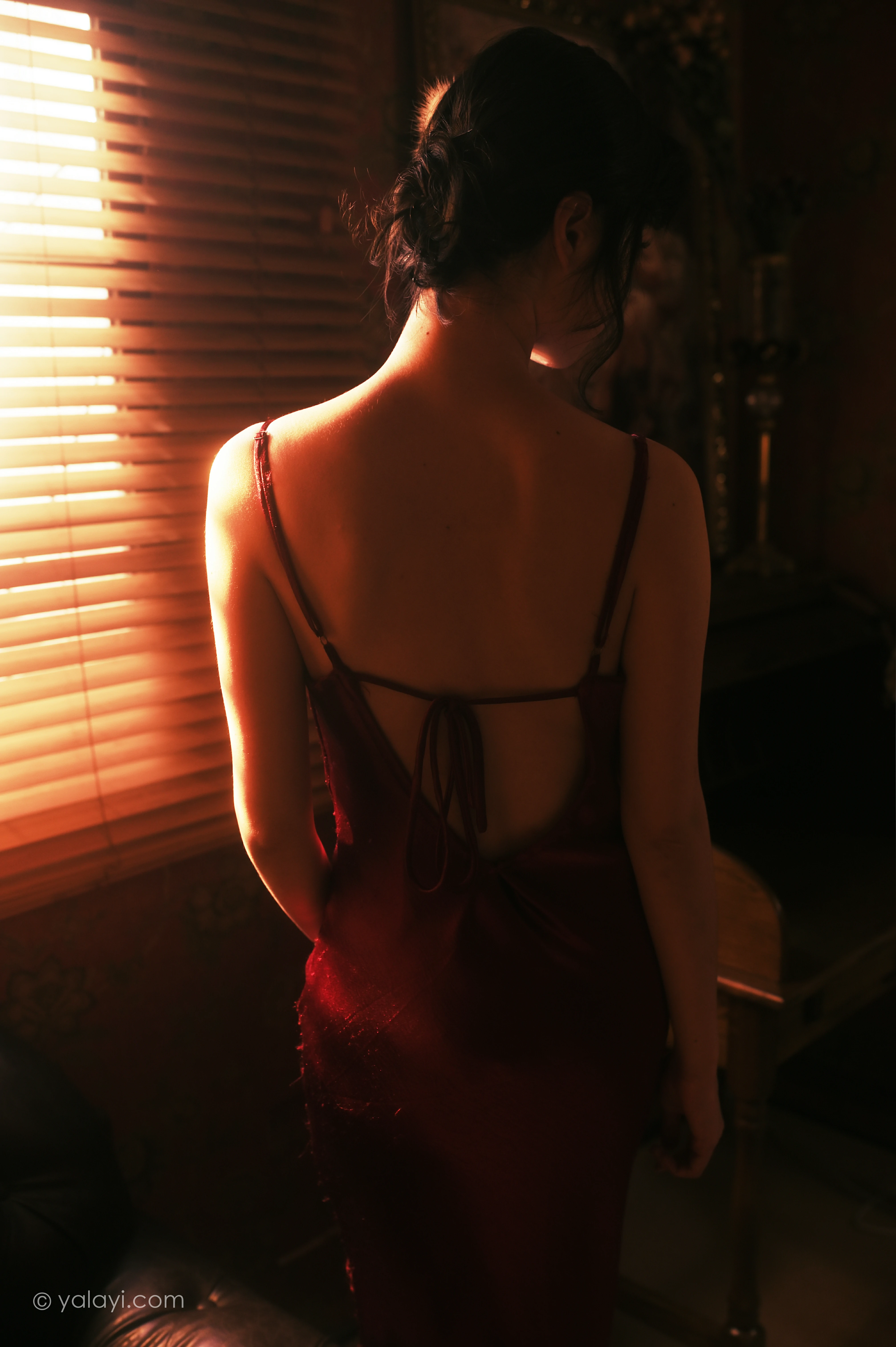 [YALAYI雅拉伊]NO.794 在窗边 京京 红色吊带裸背连衣裙居家性感写真集,0006
