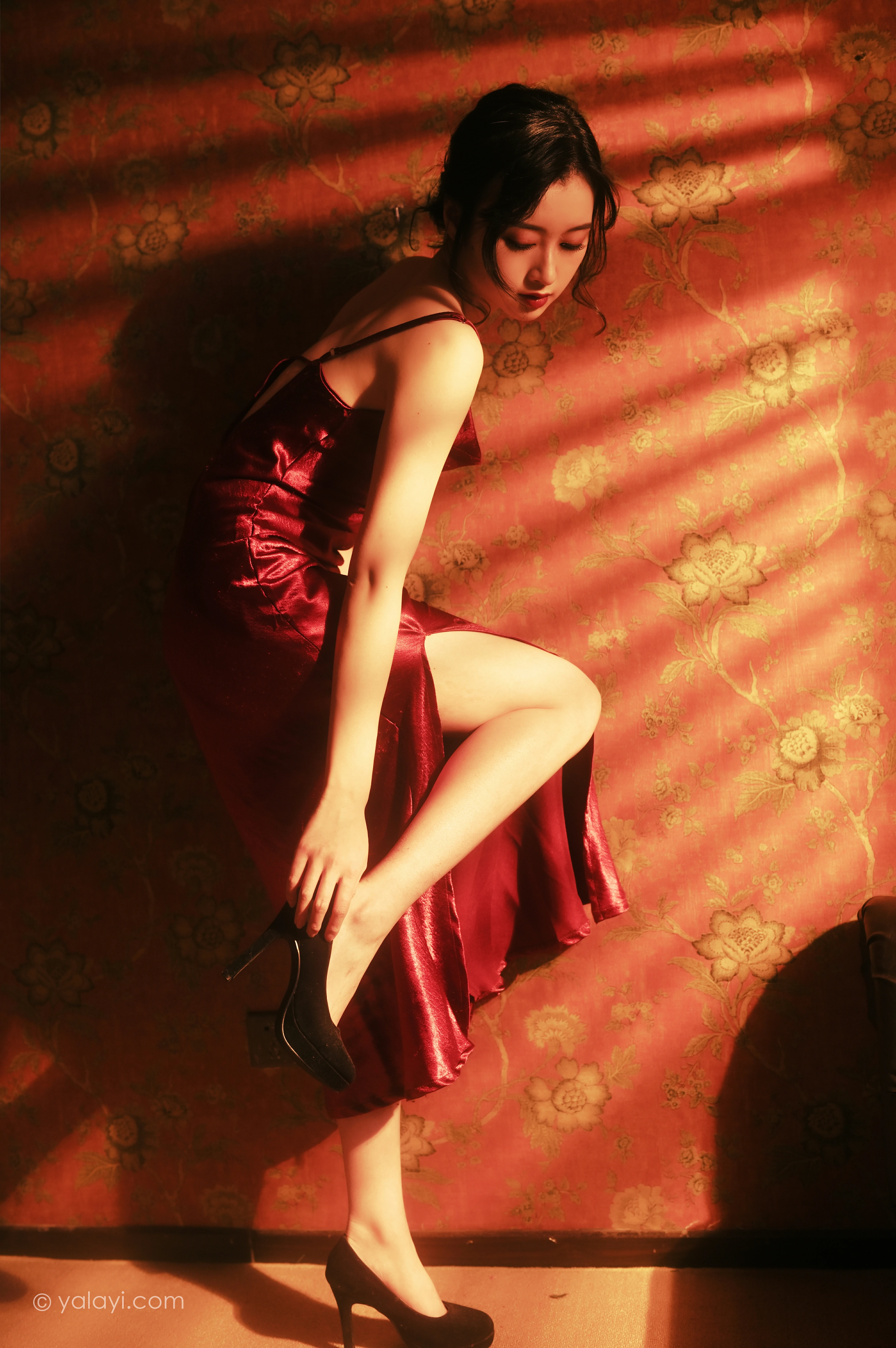 [YALAYI雅拉伊]NO.794 在窗边 京京 红色吊带裸背连衣裙居家性感写真集,0019