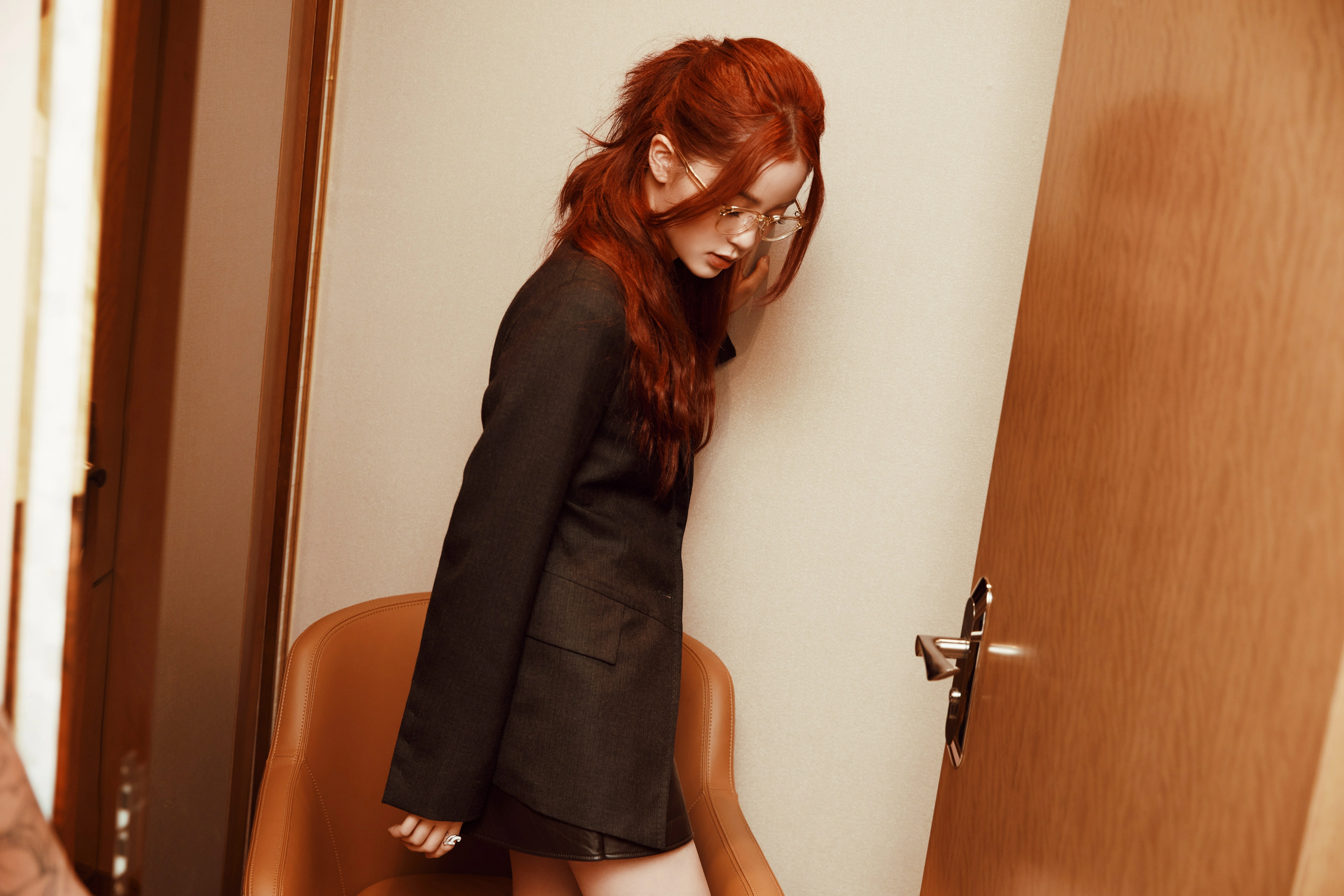 欧阳娜娜限定红发女孩造型释出 着西装搭配眼镜甜酷十足,4