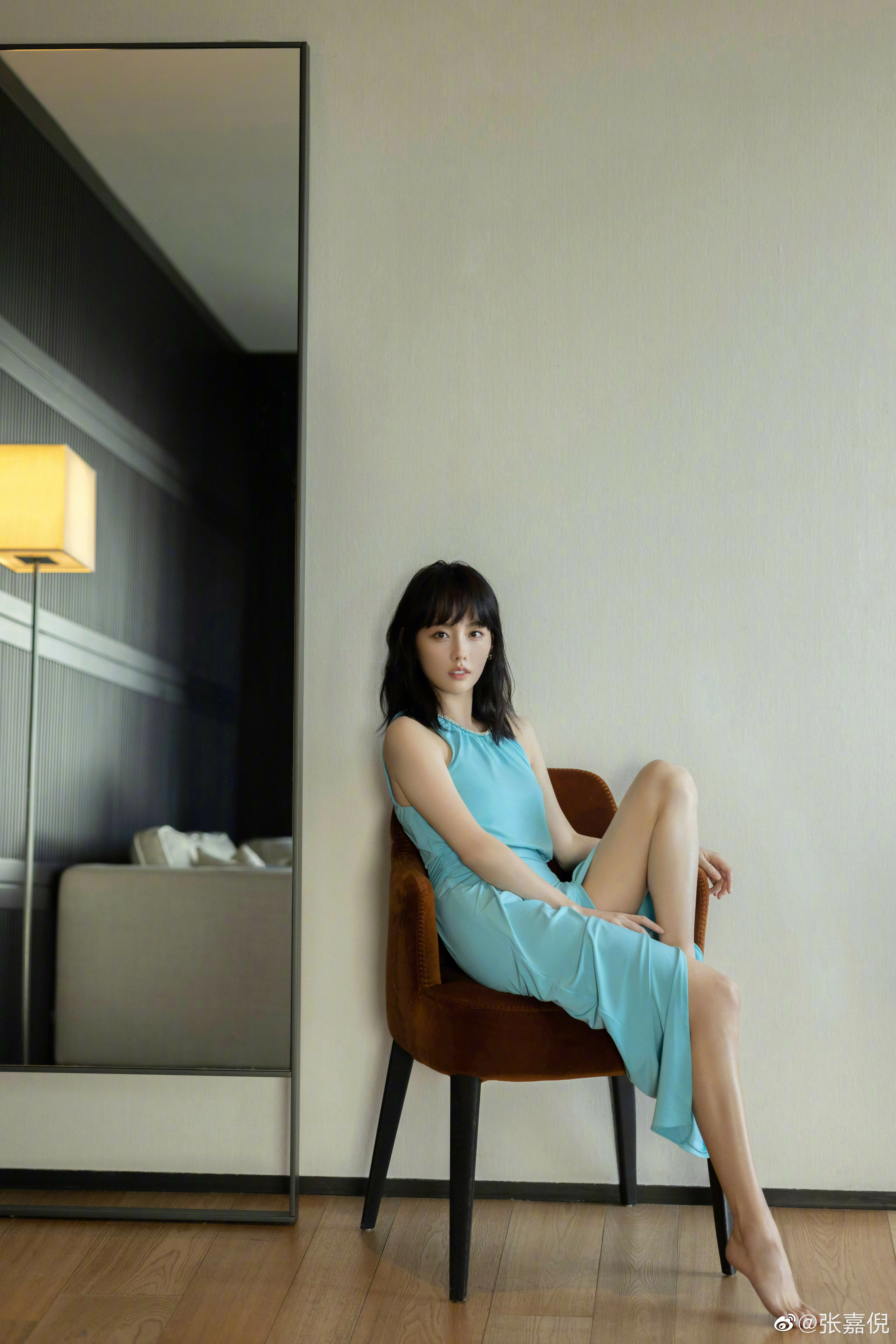 张嘉倪icon一袭蓝色开衩裙，尽显完美身材，氛围感拉满,1
