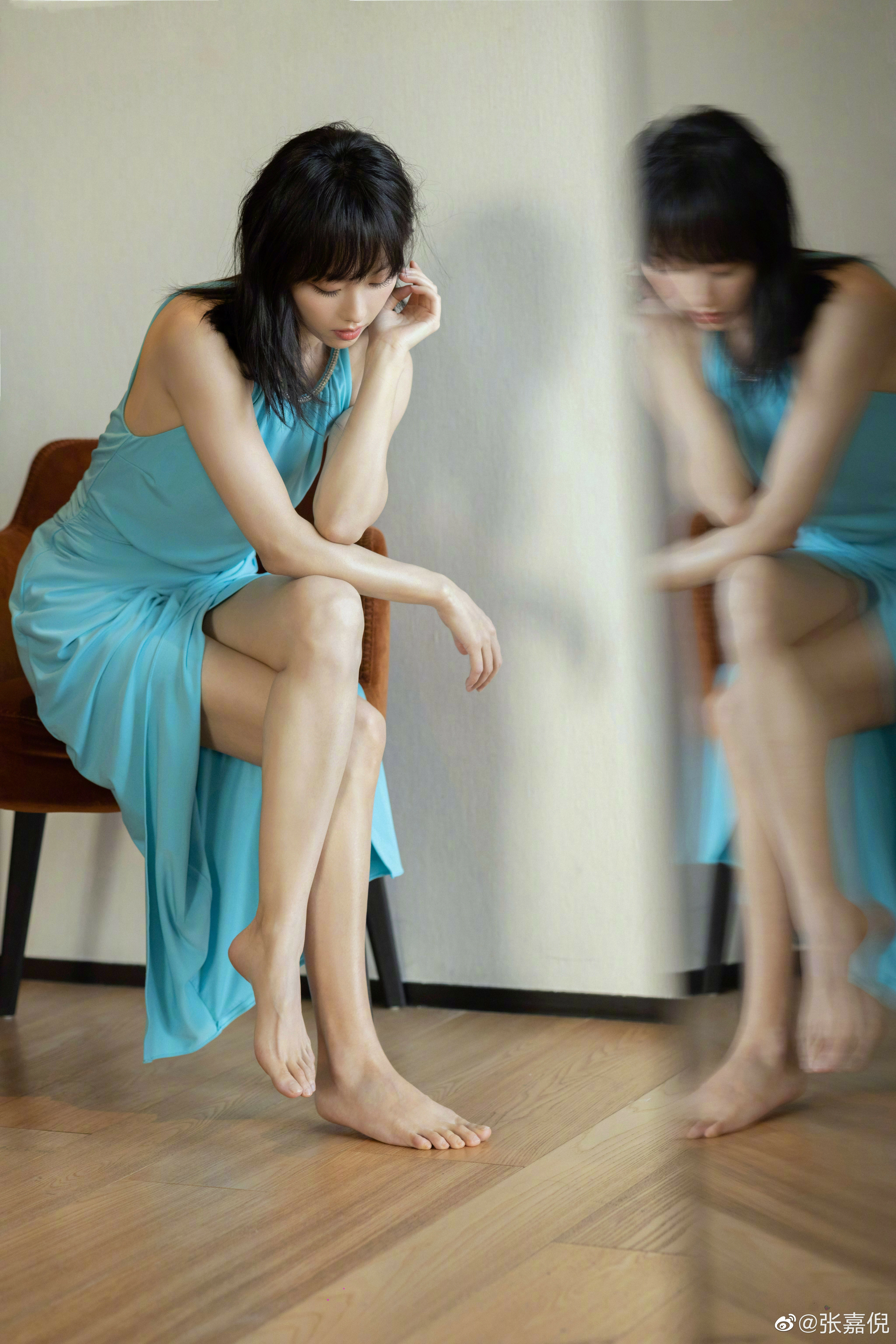 张嘉倪icon一袭蓝色开衩裙，尽显完美身材，氛围感拉满,3