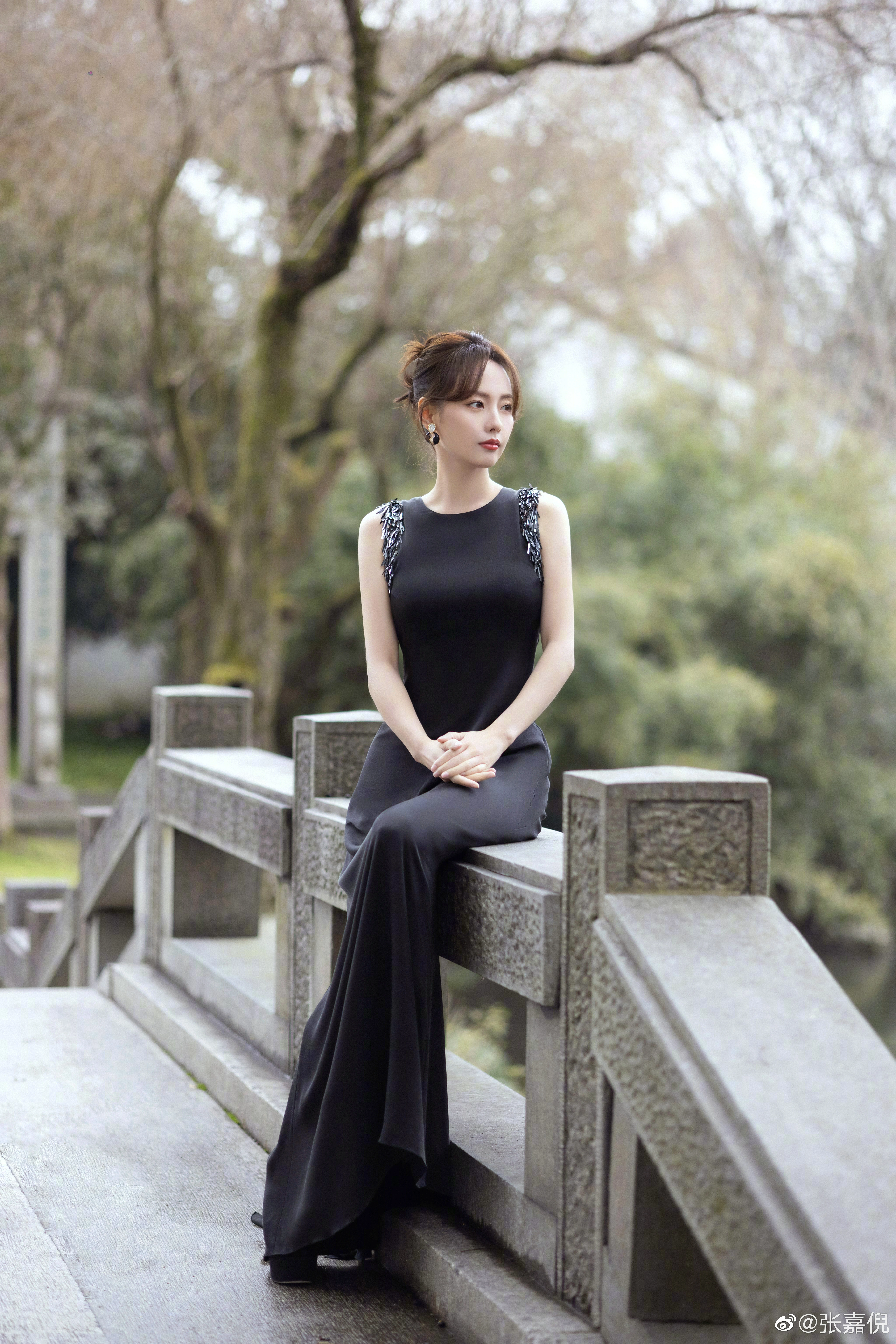 张嘉倪icon一袭蓝色开衩裙，尽显完美身材，氛围感拉满,21