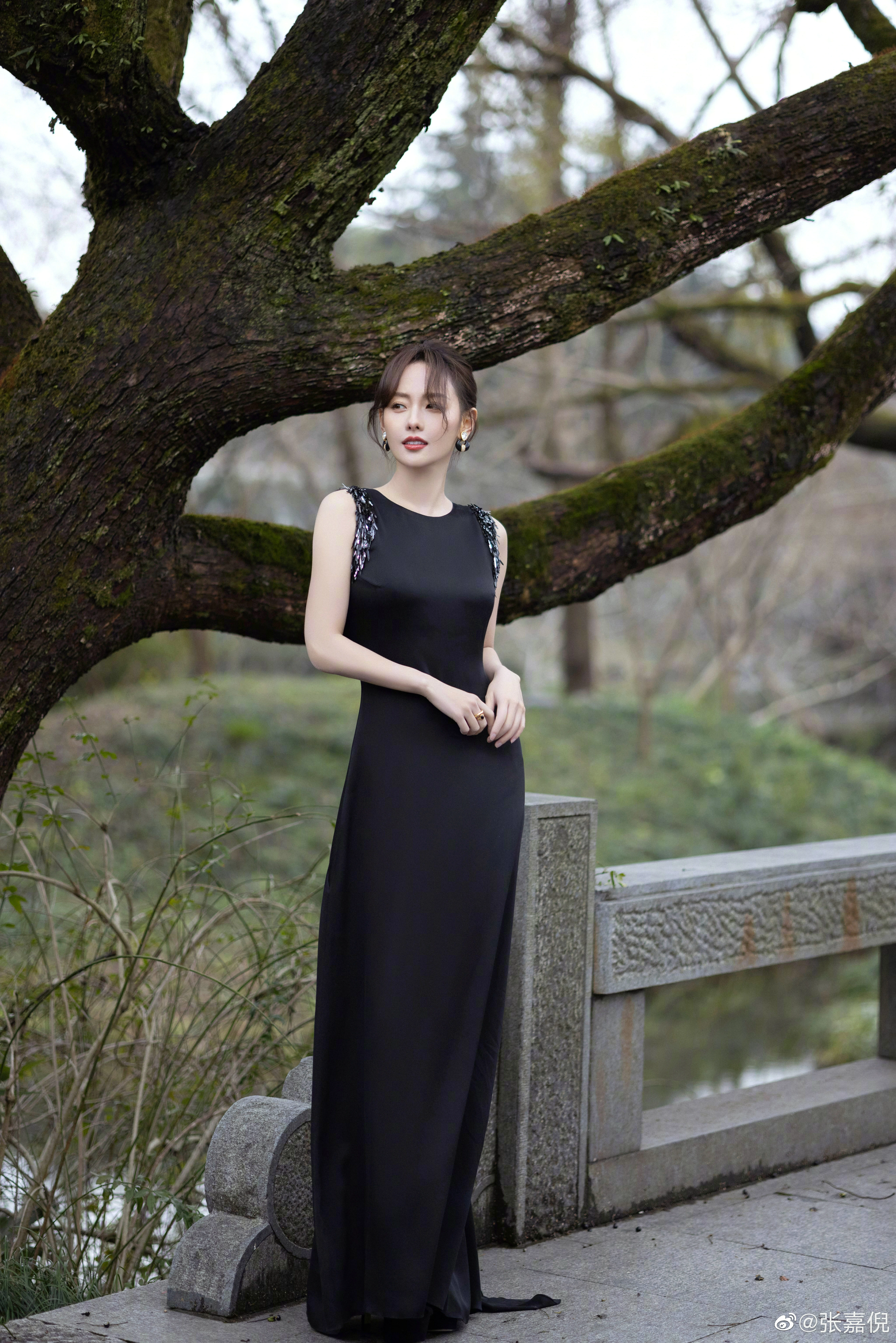 张嘉倪icon一袭蓝色开衩裙，尽显完美身材，氛围感拉满,24