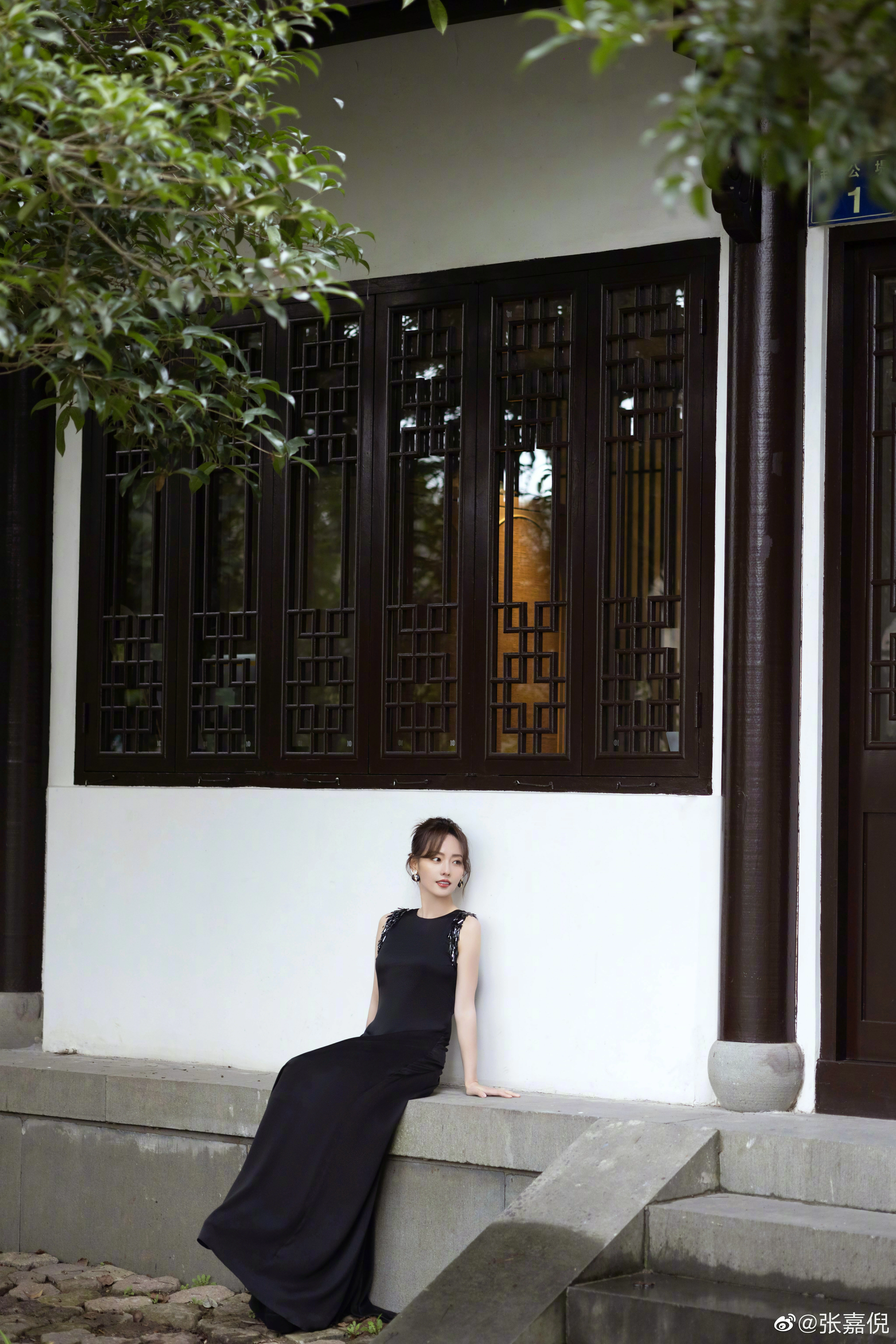 张嘉倪icon一袭蓝色开衩裙，尽显完美身材，氛围感拉满,22