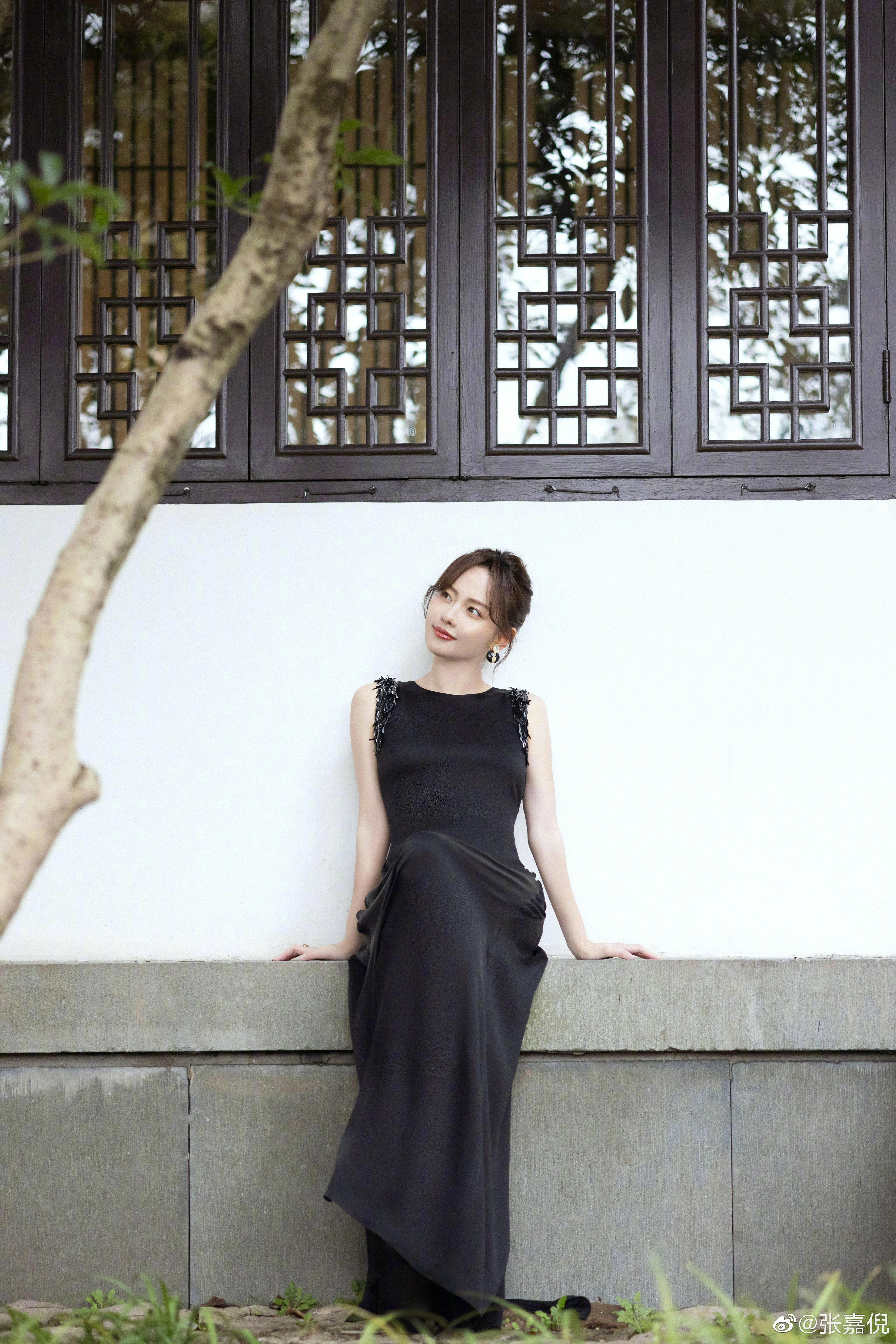 张嘉倪icon一袭蓝色开衩裙，尽显完美身材，氛围感拉满,26