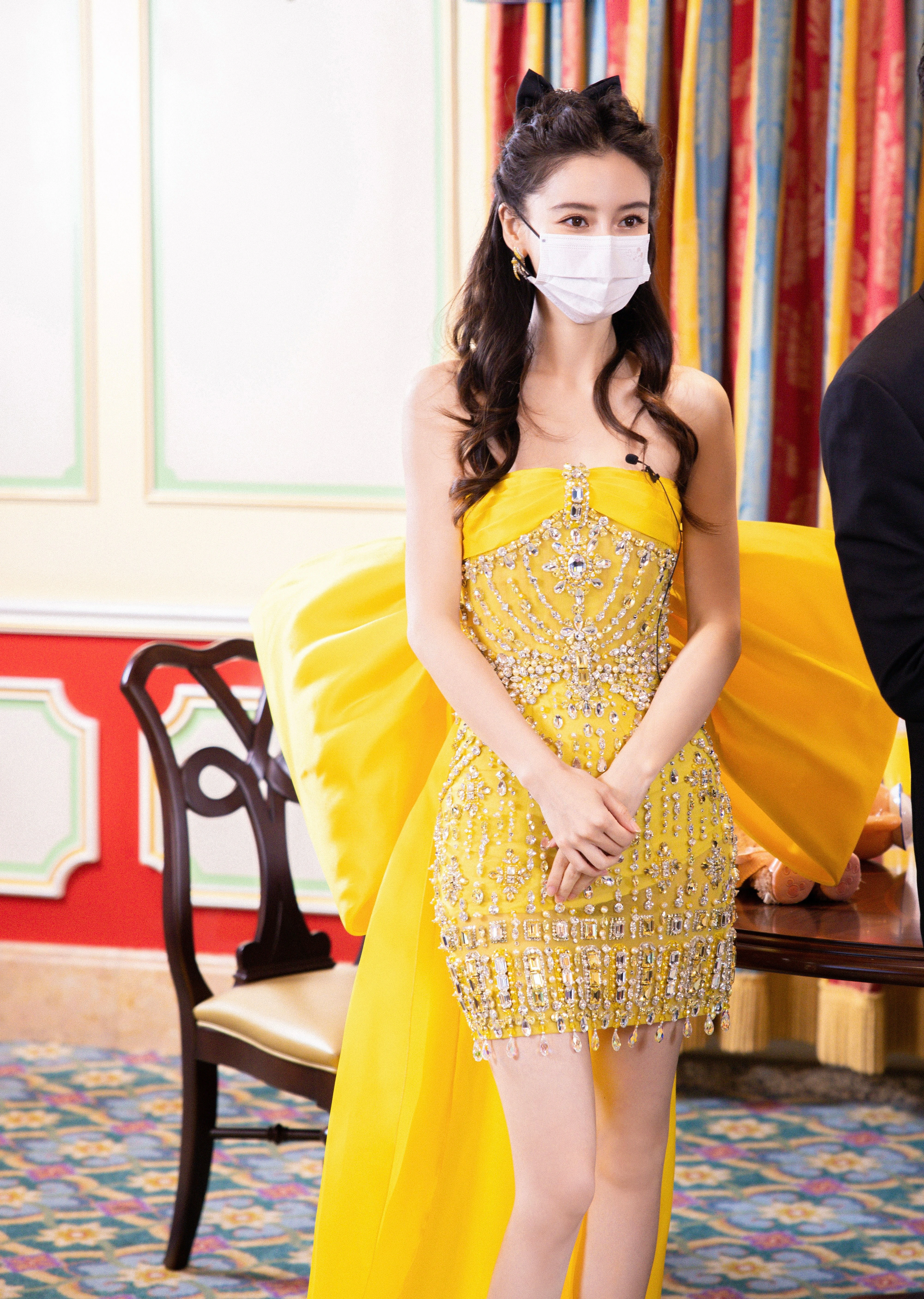 杨颖（Angelababy）穿明黄色短裙秀美腿 蝴蝶结卷发造型似在逃公主,13