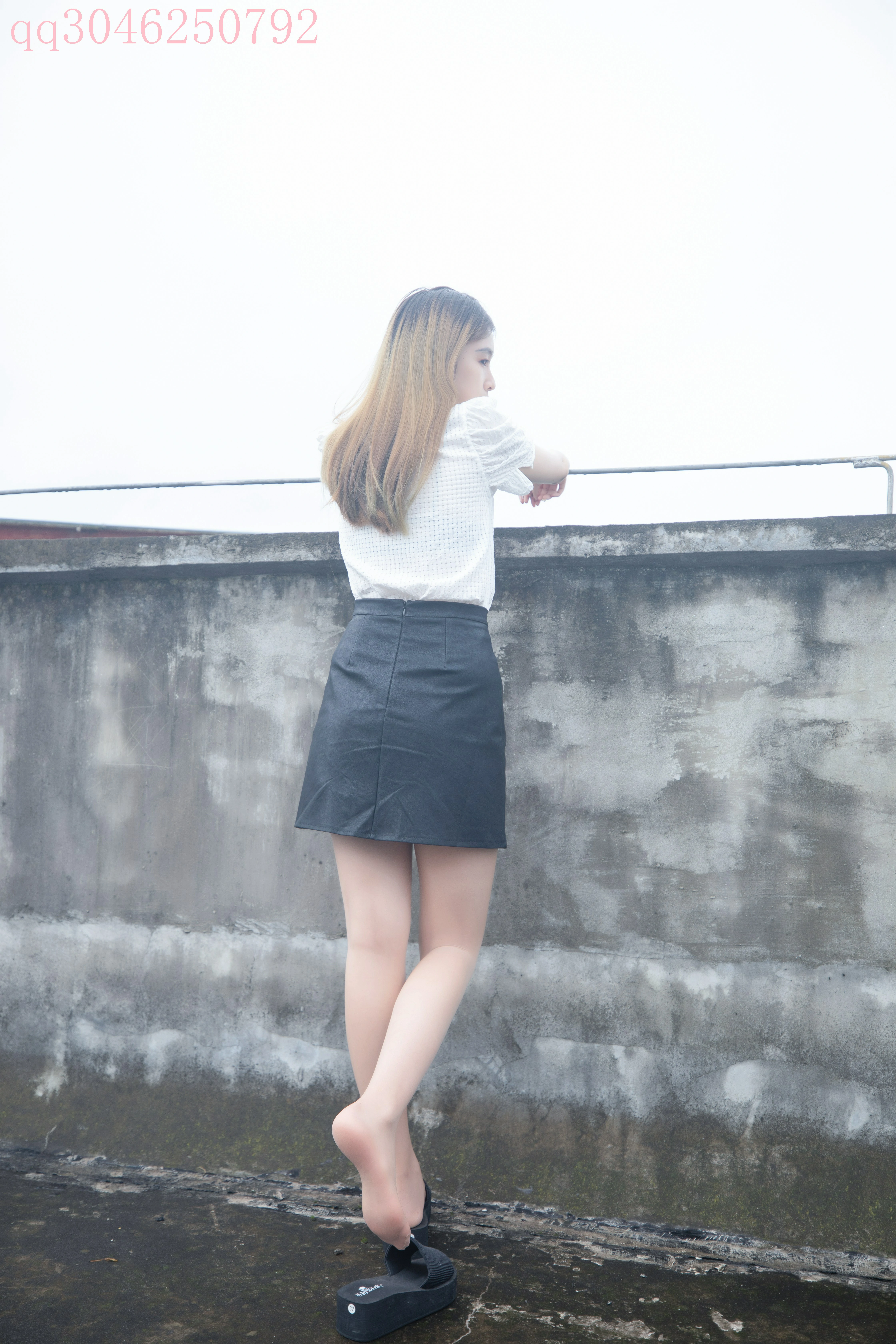 [MSLASS梦丝女神]NO.161 天台肉丝 王晓瑞 白色衬衫与黑色短裙加肉丝美腿性感私房写真集,0011