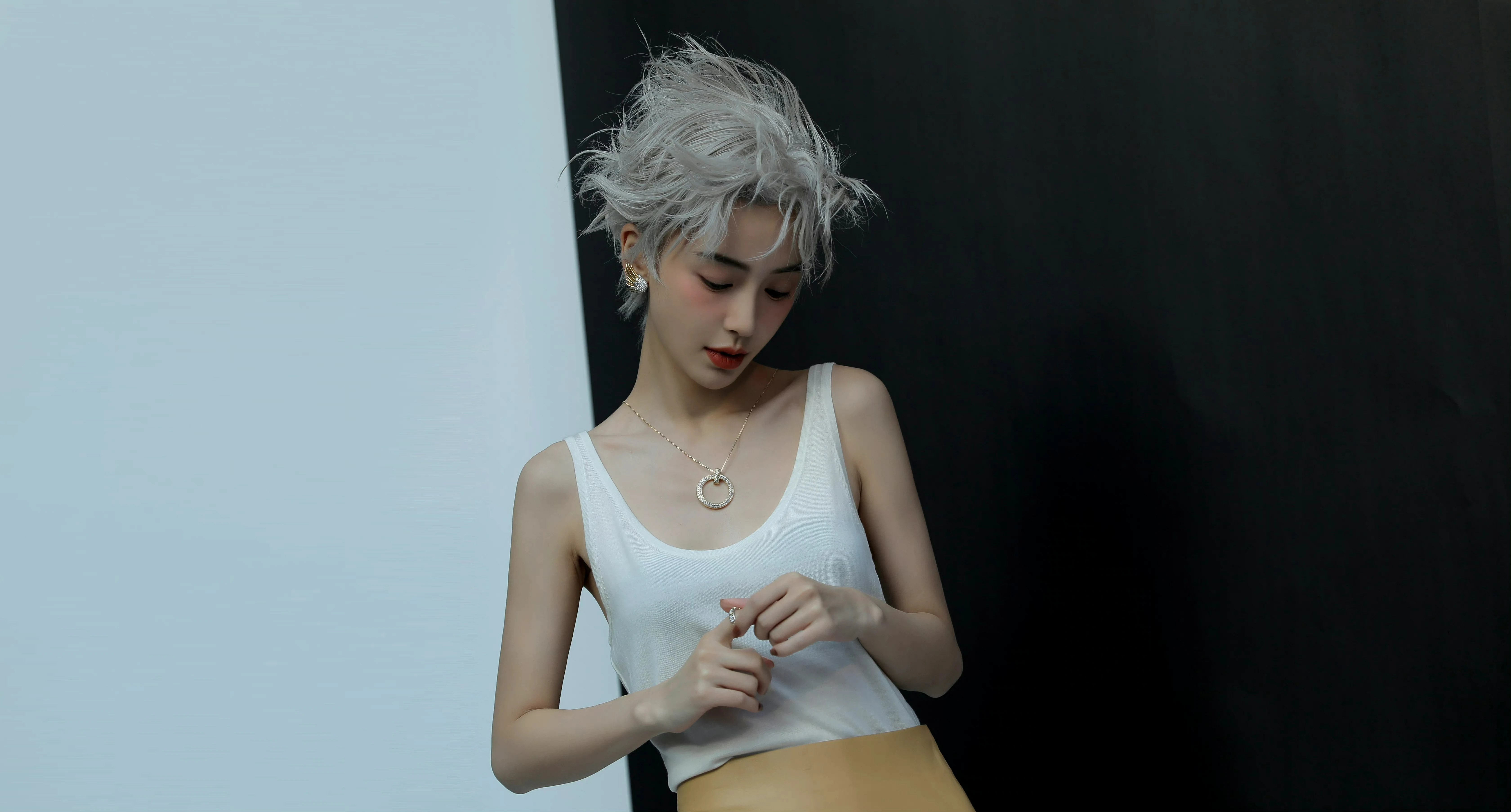 杨颖（Angelababy）银色短发造型大片酷飒前卫 妆容精致撕漫感满满,5