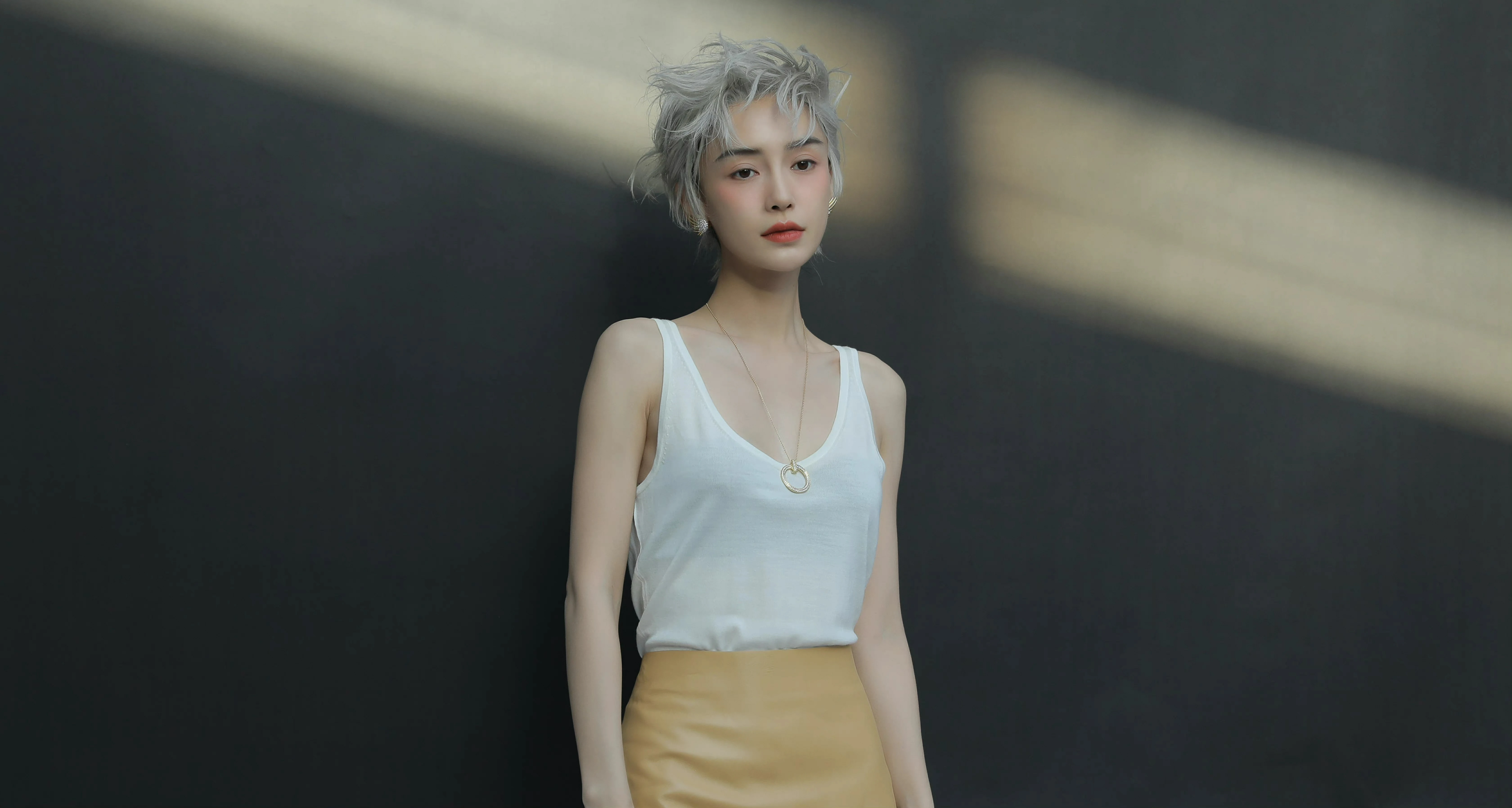 杨颖（Angelababy）银色短发造型大片酷飒前卫 妆容精致撕漫感满满,7