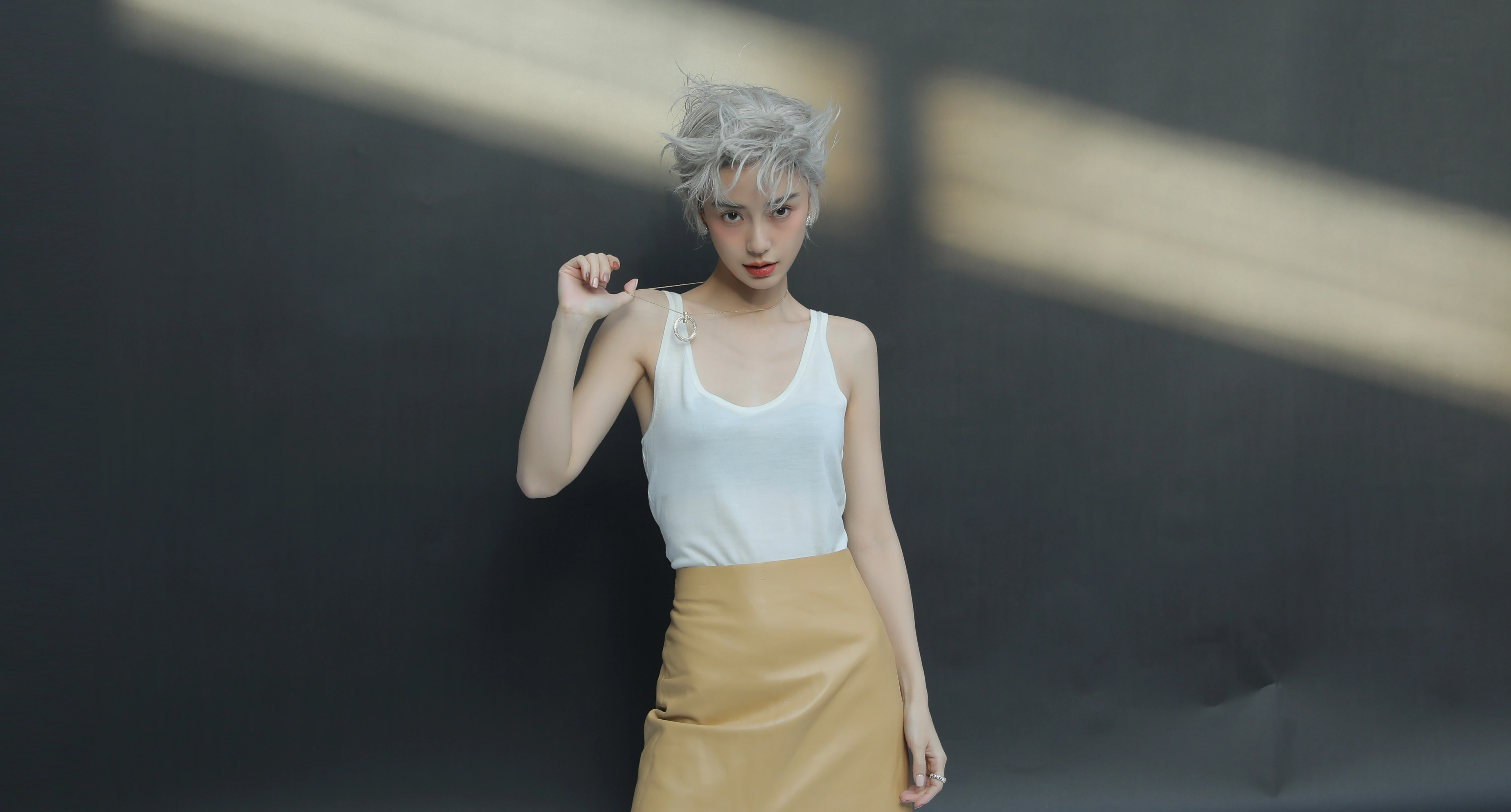 杨颖（Angelababy）银色短发造型大片酷飒前卫 妆容精致撕漫感满满,6