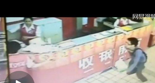 南宁超市砍人视频曝光 嫌疑人持刀追赶员工
