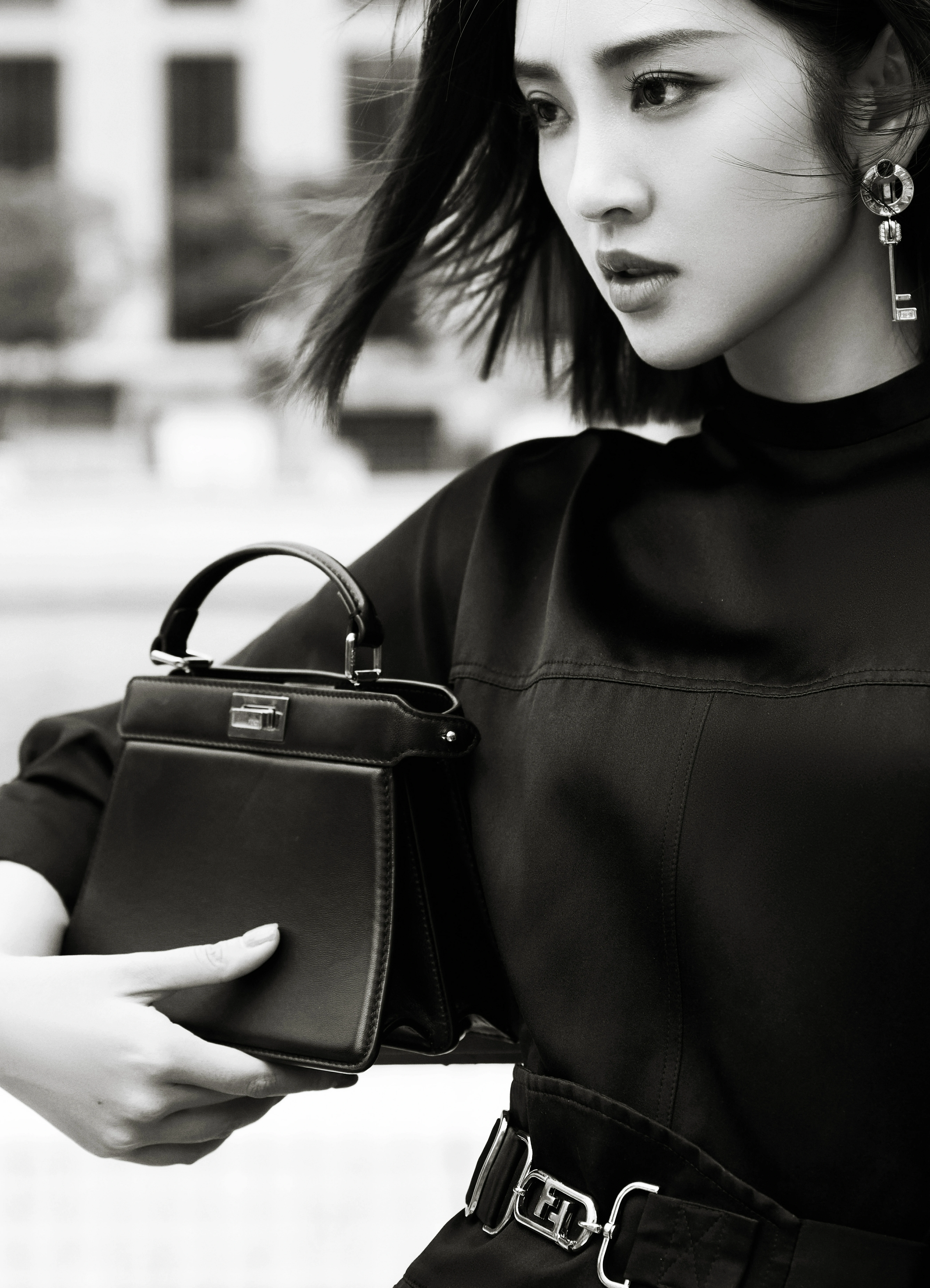 唐艺昕分享秋日大片，黑色连衣裙搭配墨镜诠释出摩登氛围感……,0012