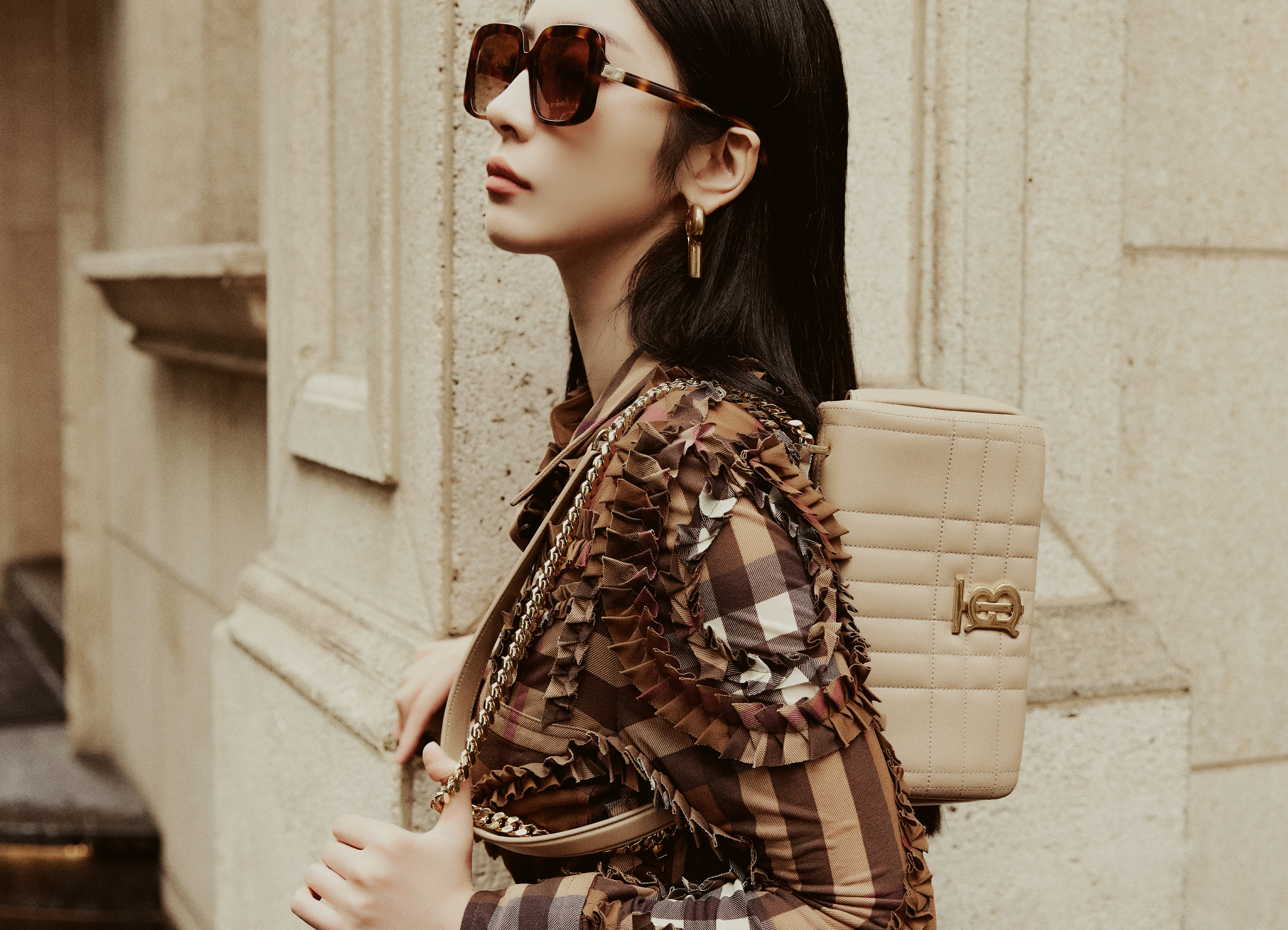 赵小棠身着棕色格纹连衣裙，细节丰富、充满设计感,15