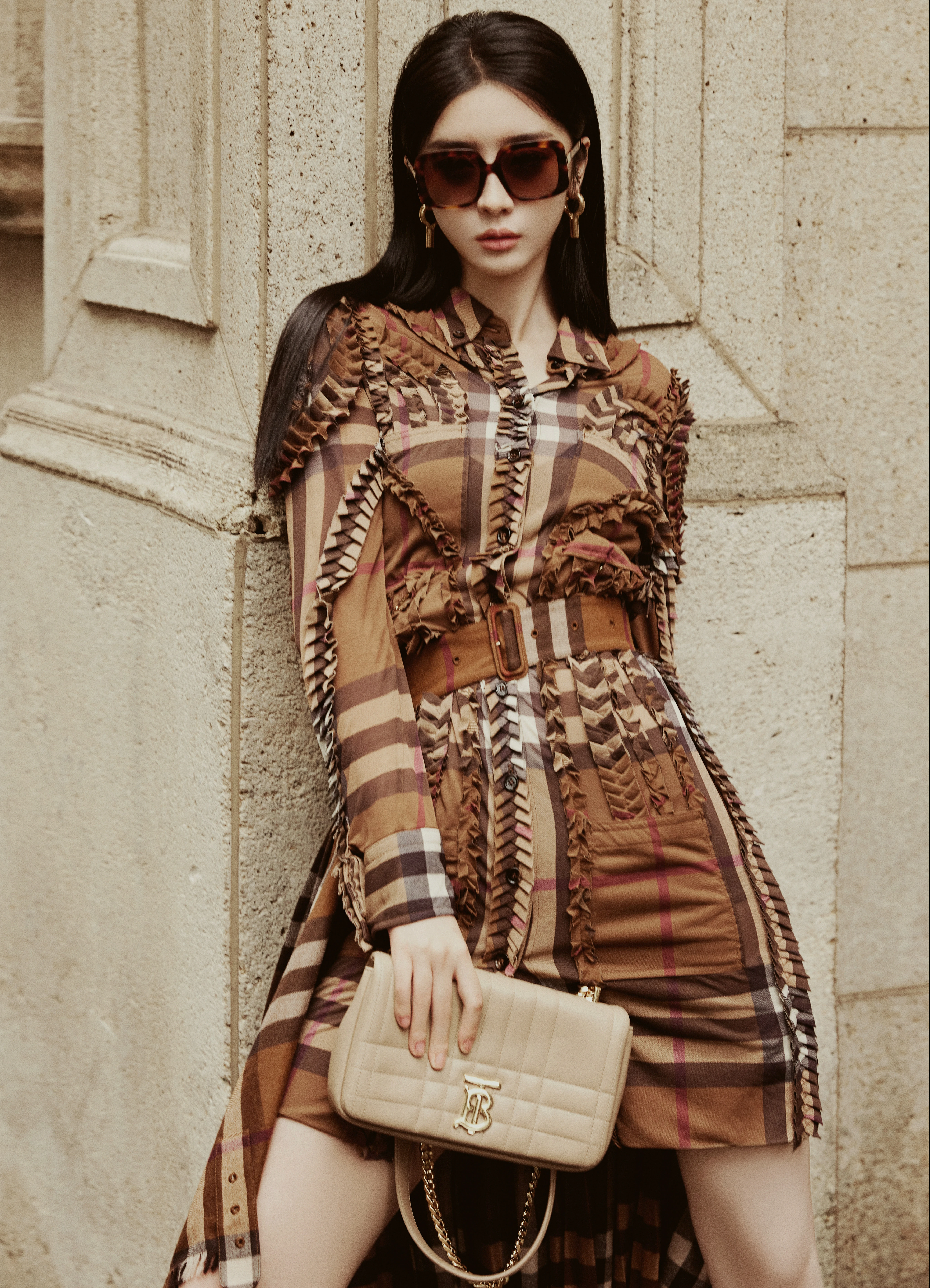 赵小棠身着棕色格纹连衣裙，细节丰富、充满设计感,14