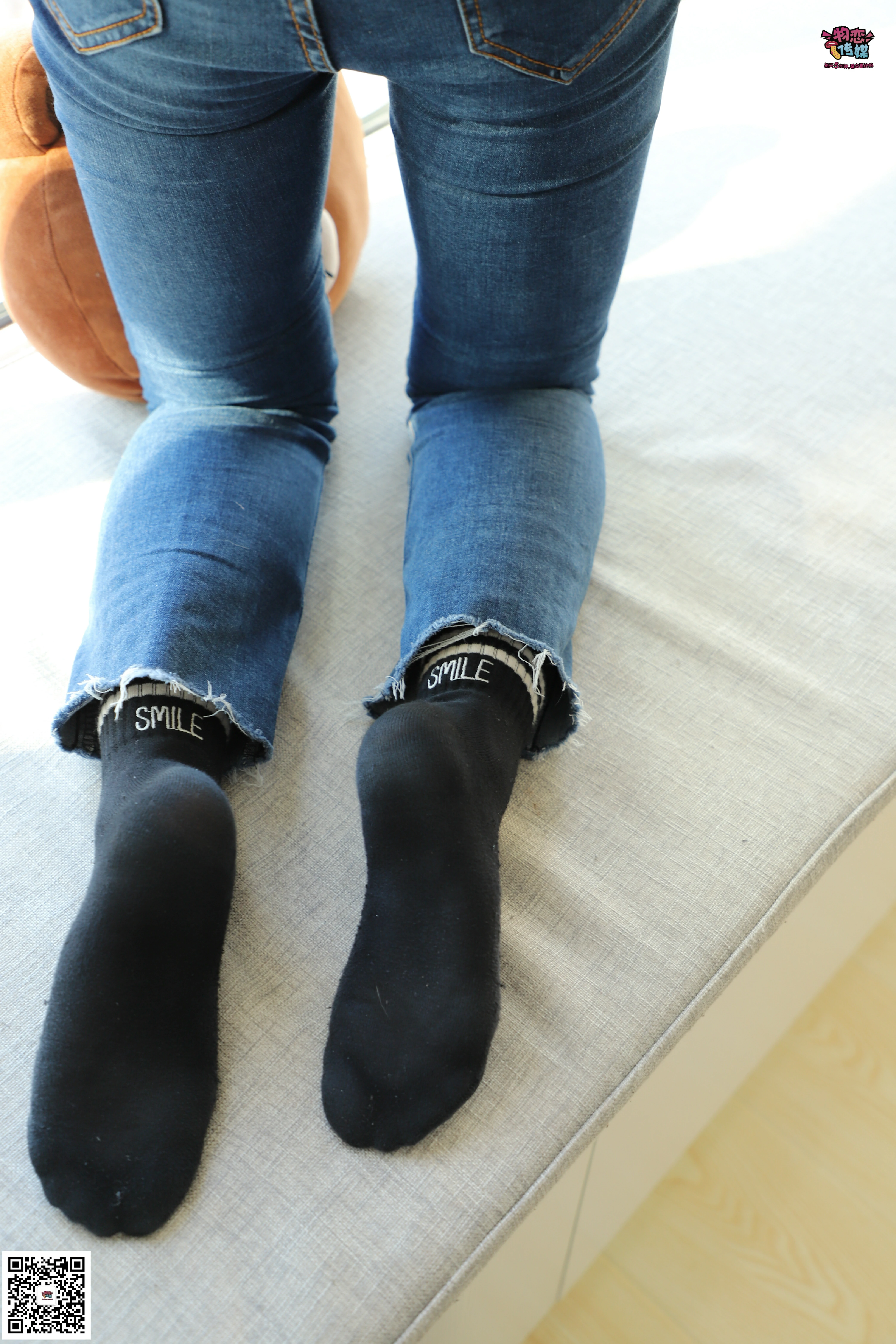 [物恋传媒]NO.006 可爱的大二小姐姐来啦，紧身牛仔裤与黑白棉袜加丝袜美腿哦,0018