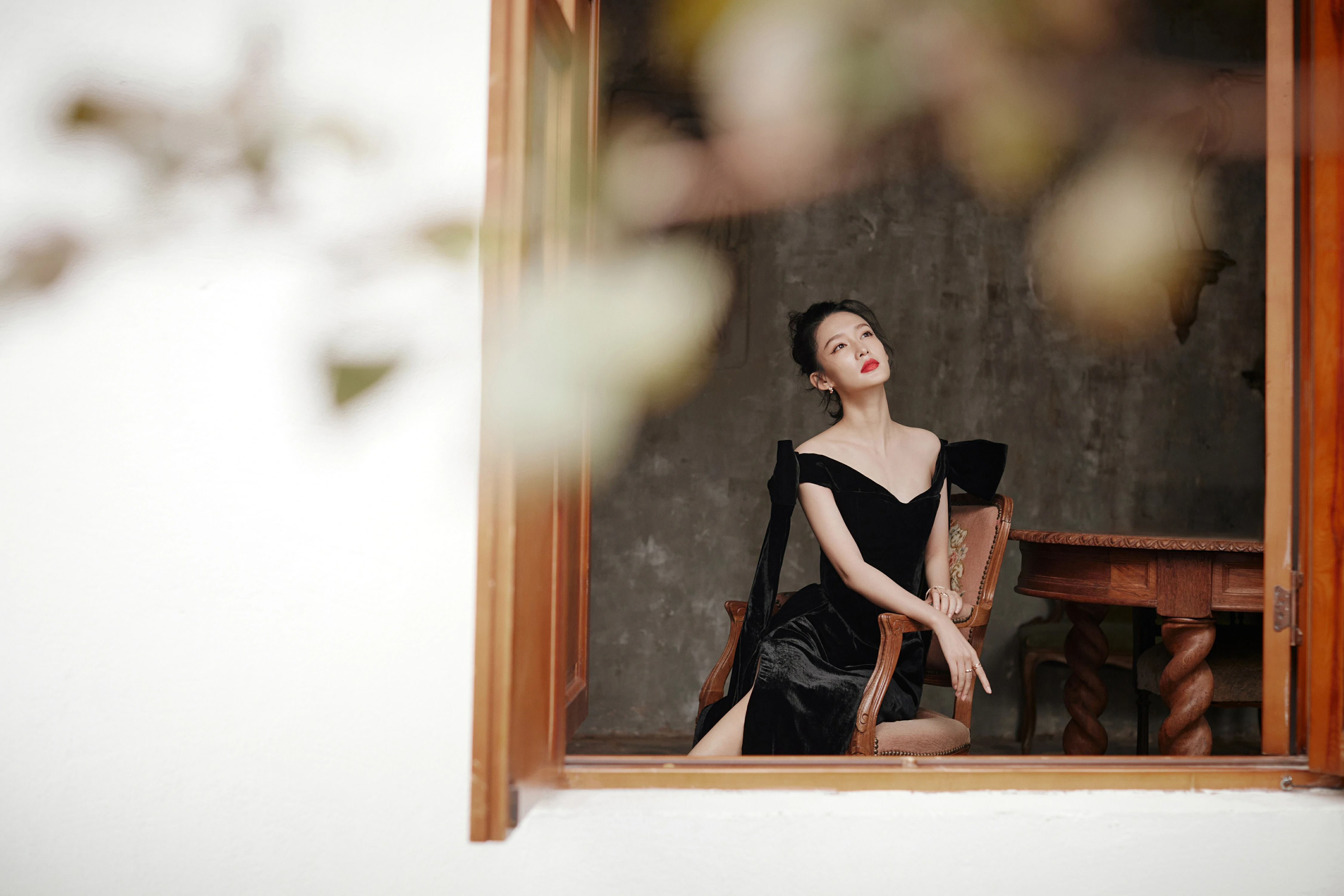 李沁最新写真大片，黑色抹胸礼裙，寻一丝微光，揭一抹浓郁。,01