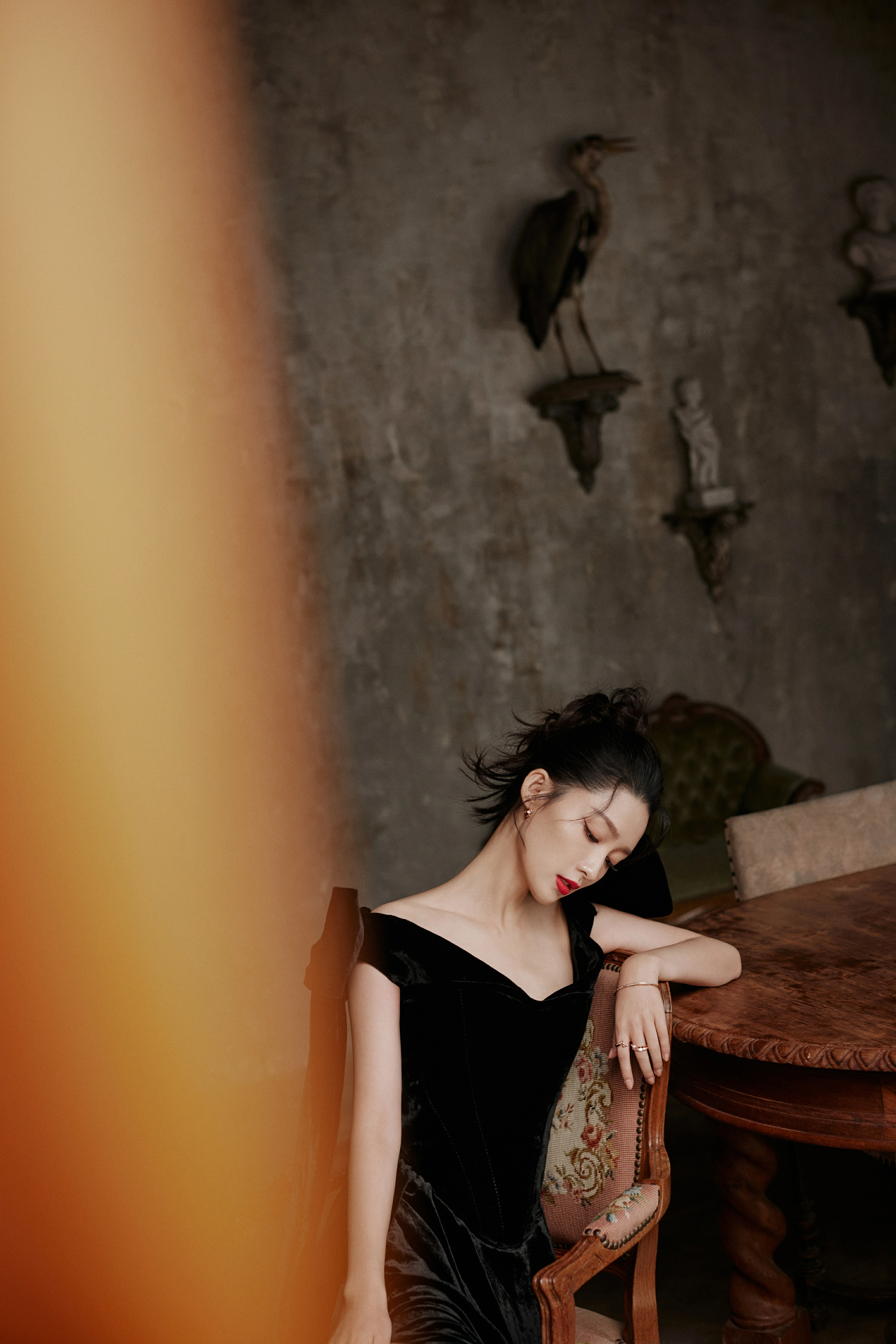 李沁最新写真大片，黑色抹胸礼裙，寻一丝微光，揭一抹浓郁。,1