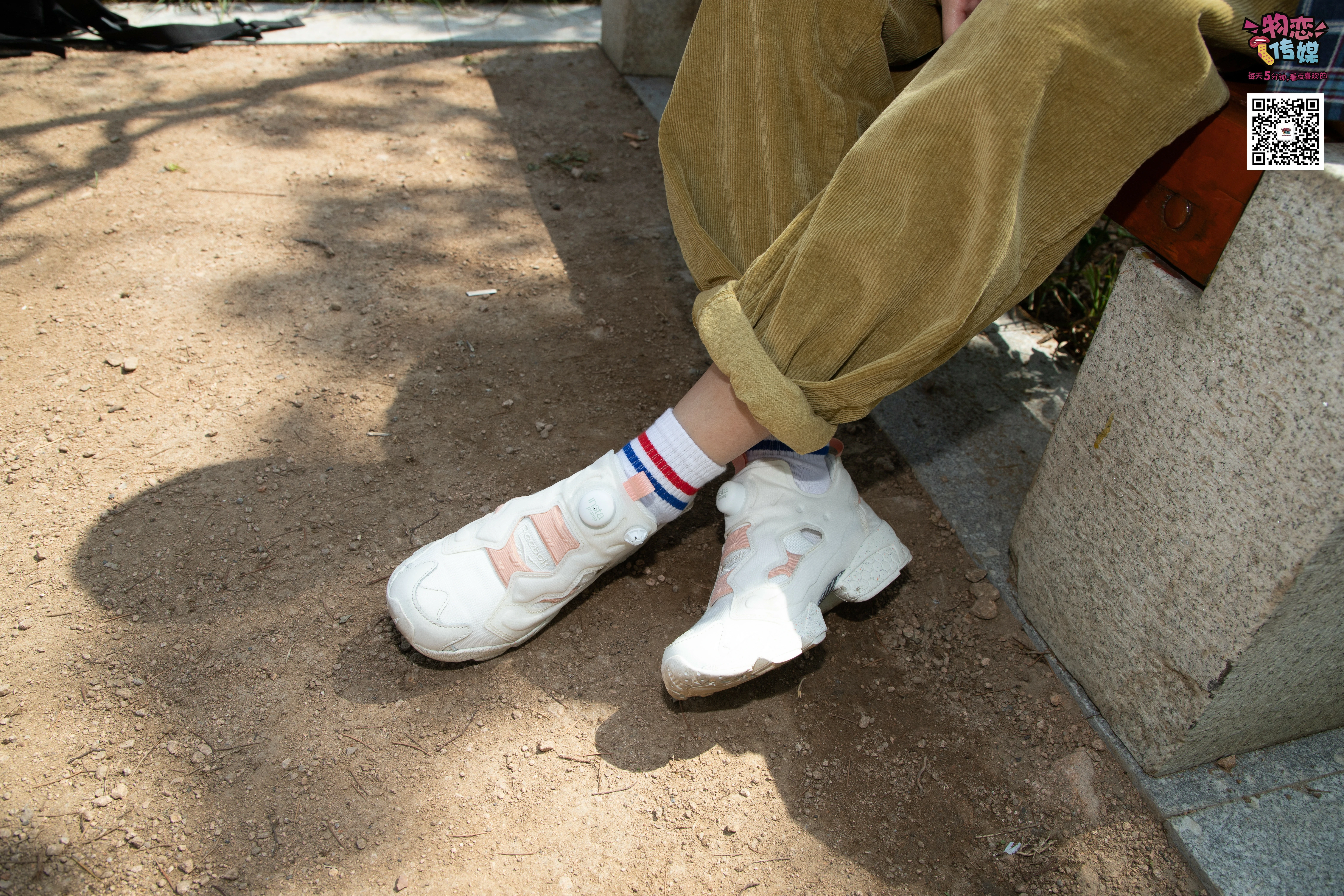 [物恋传媒]NO.013 气质独特的邻家小妹,粉色小棉袜加白袜哦,0180
