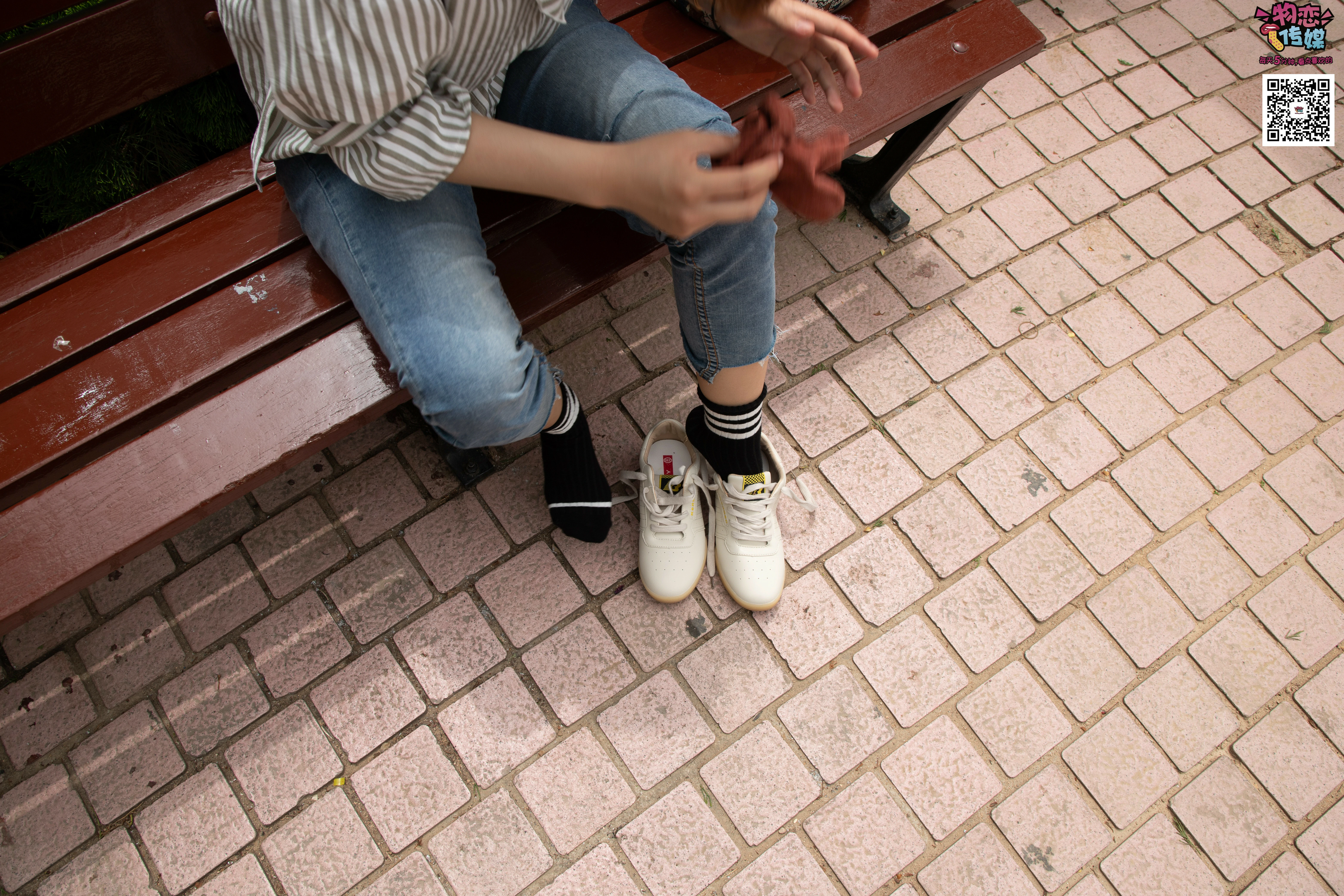 [物恋传媒]NO.014 高冷风格的大一小姐姐哦,小白鞋搭配粉色船袜,0221