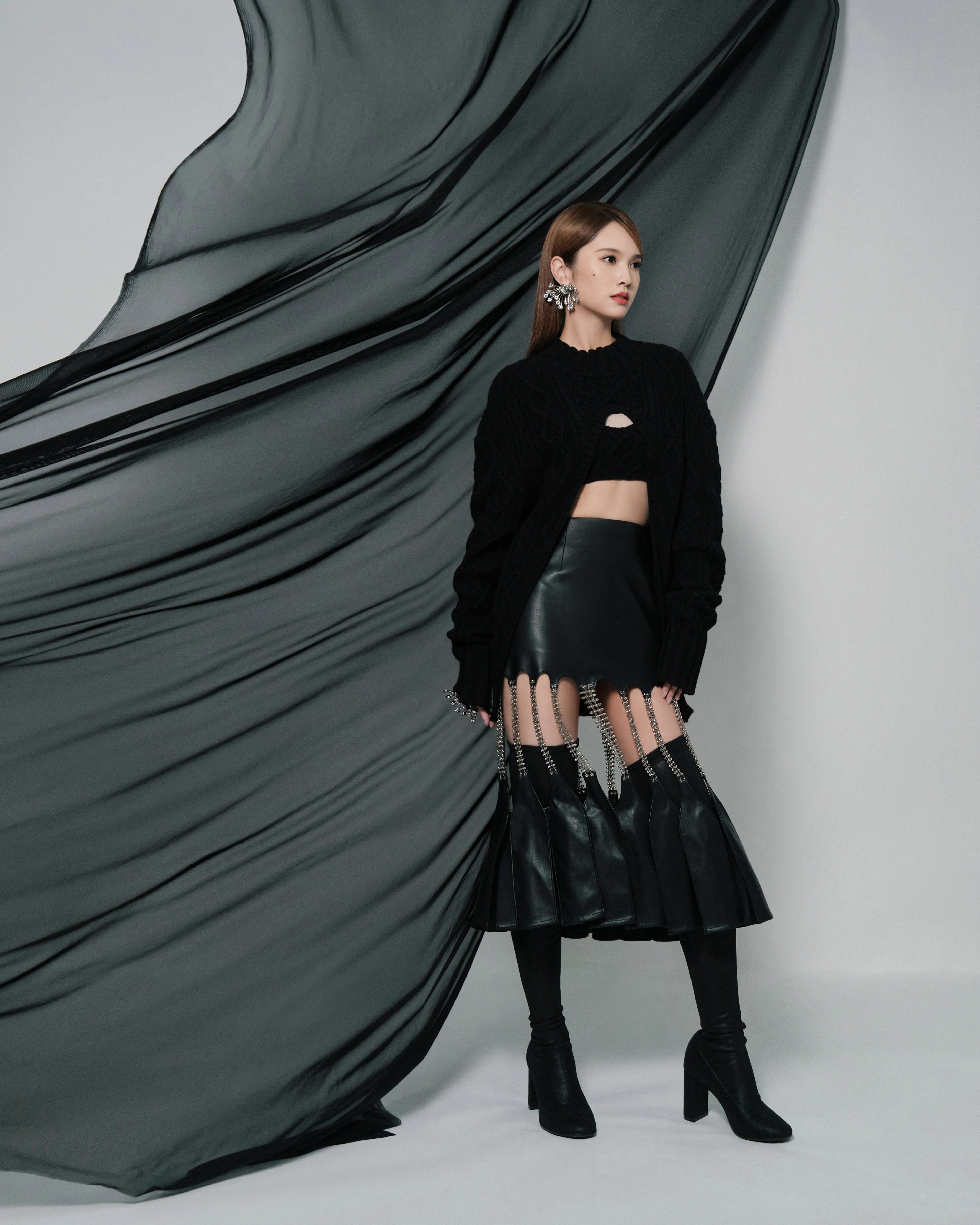 杨丞琳发布《我们的歌》舞台照 链条流苏皮裙造型秀小蛮腰,1
