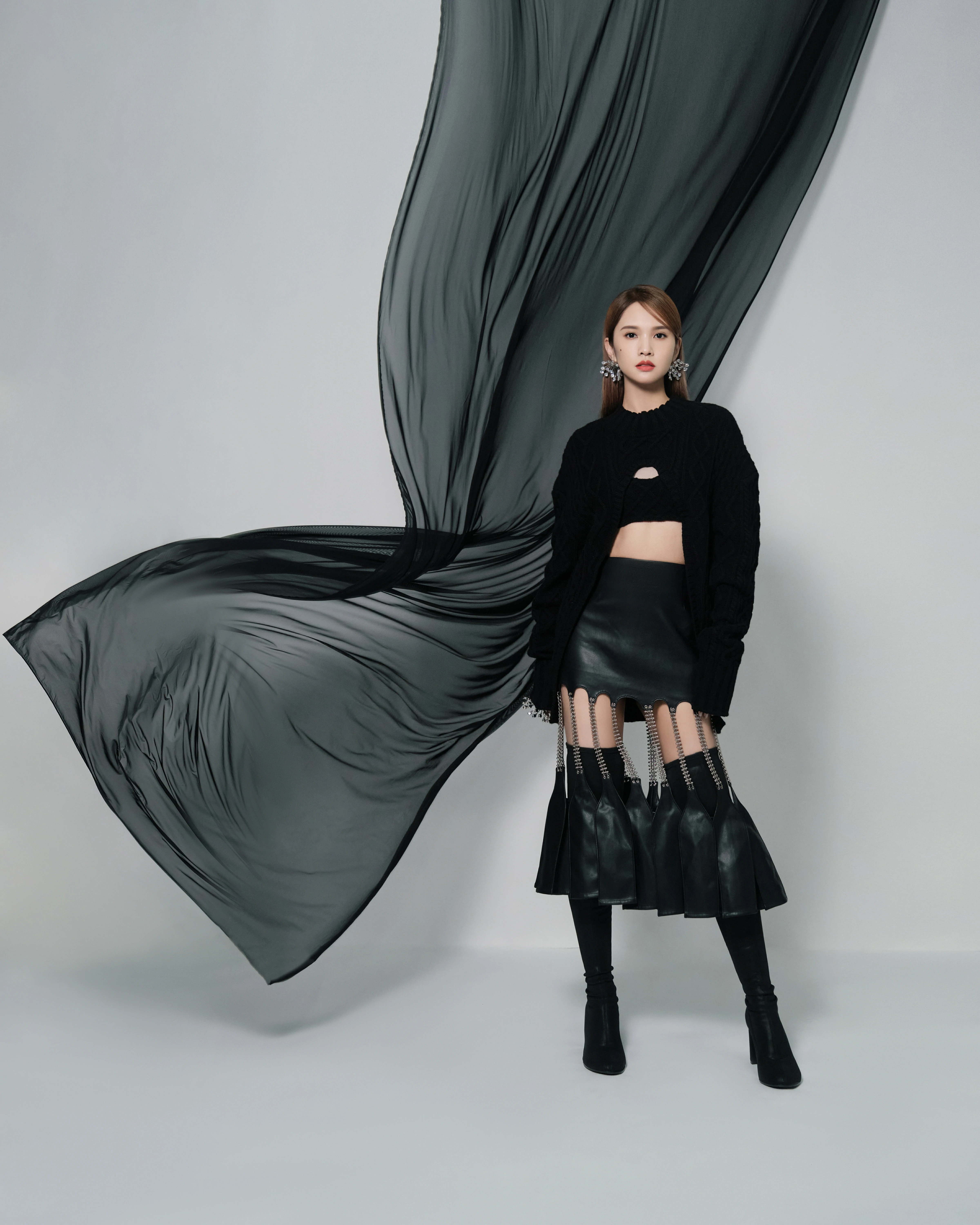 杨丞琳发布《我们的歌》舞台照 链条流苏皮裙造型秀小蛮腰,9