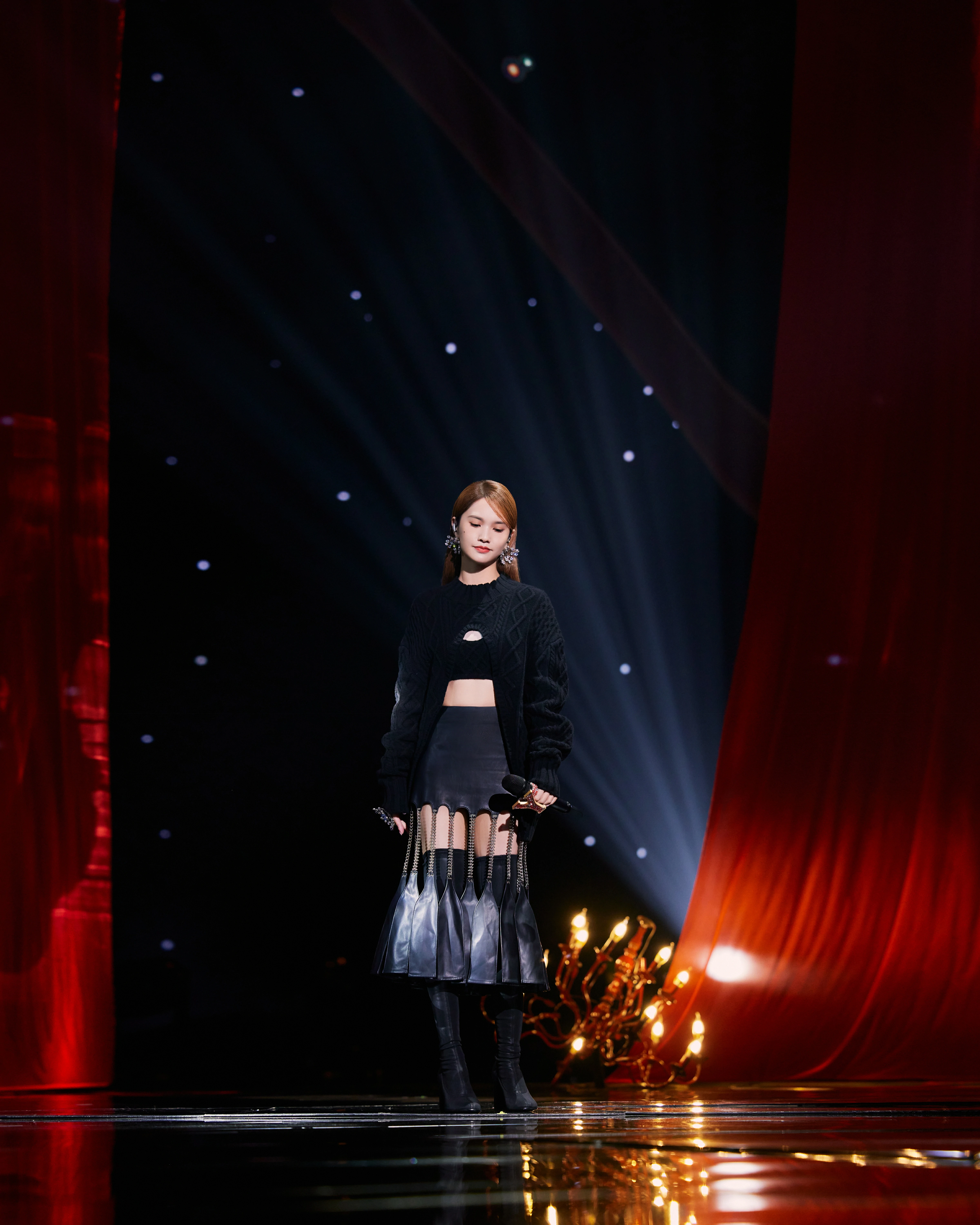 杨丞琳发布《我们的歌》舞台照 链条流苏皮裙造型秀小蛮腰,16