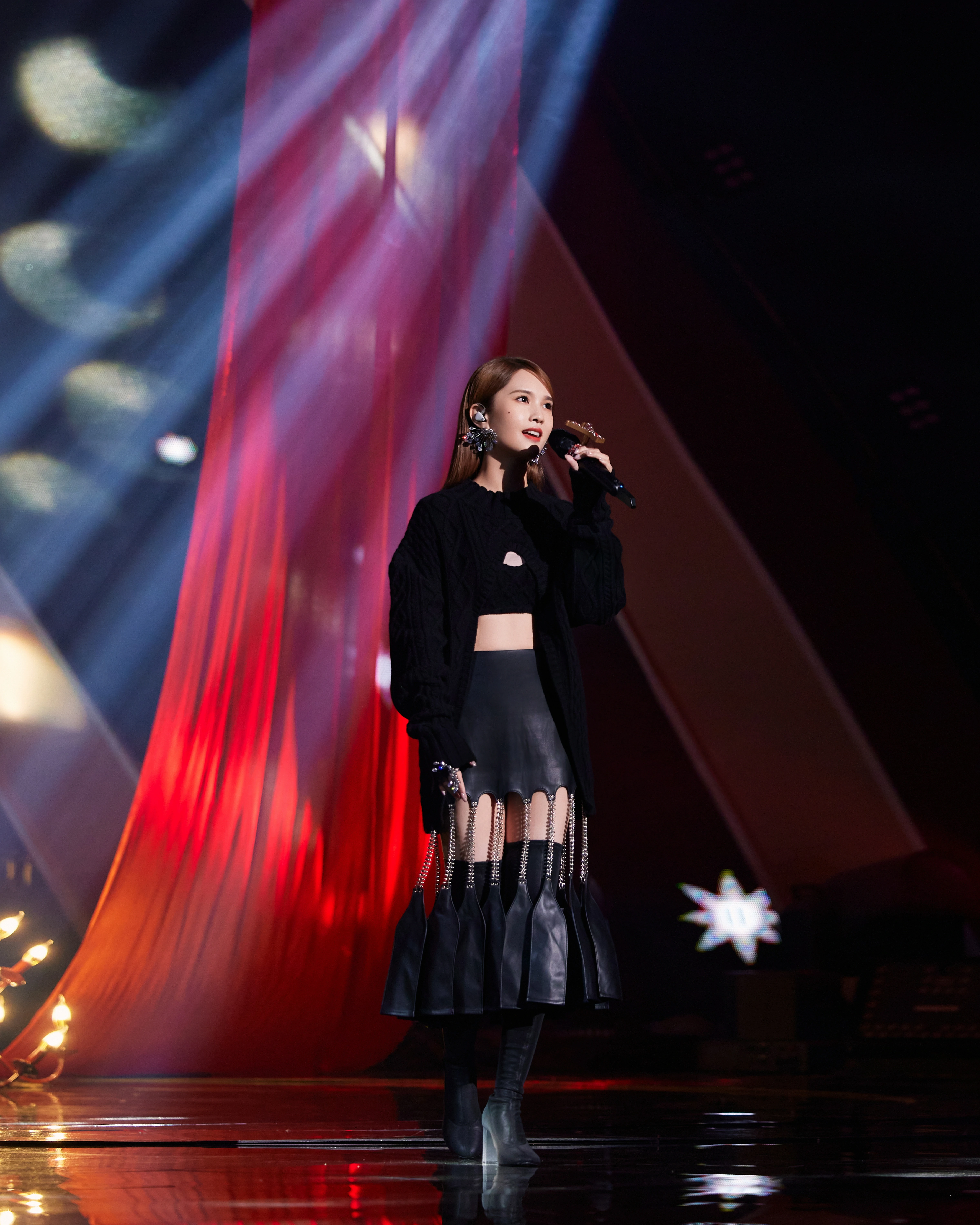 杨丞琳发布《我们的歌》舞台照 链条流苏皮裙造型秀小蛮腰,14