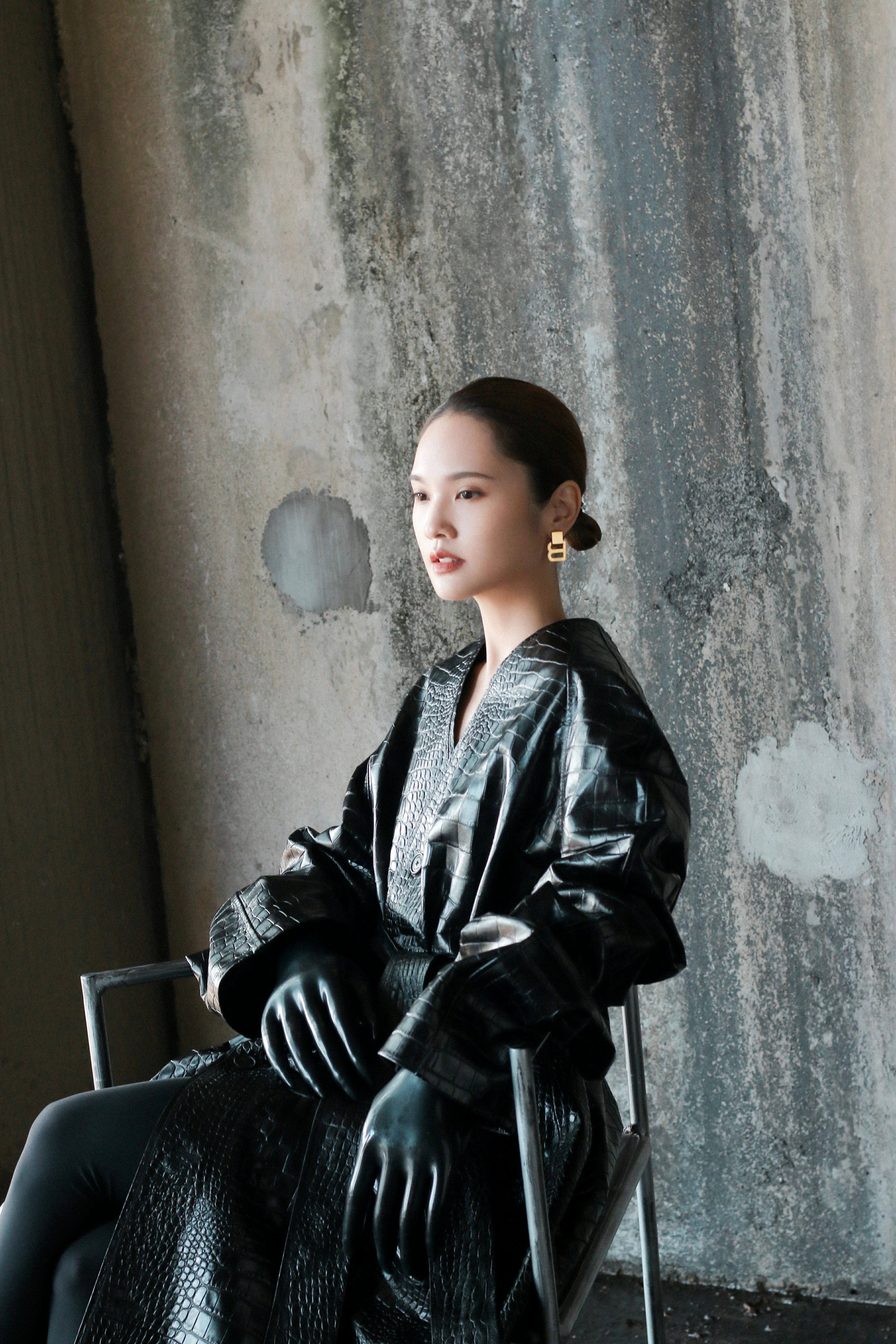 杨丞琳发布《我们的歌》舞台照 链条流苏皮裙造型秀小蛮腰,18