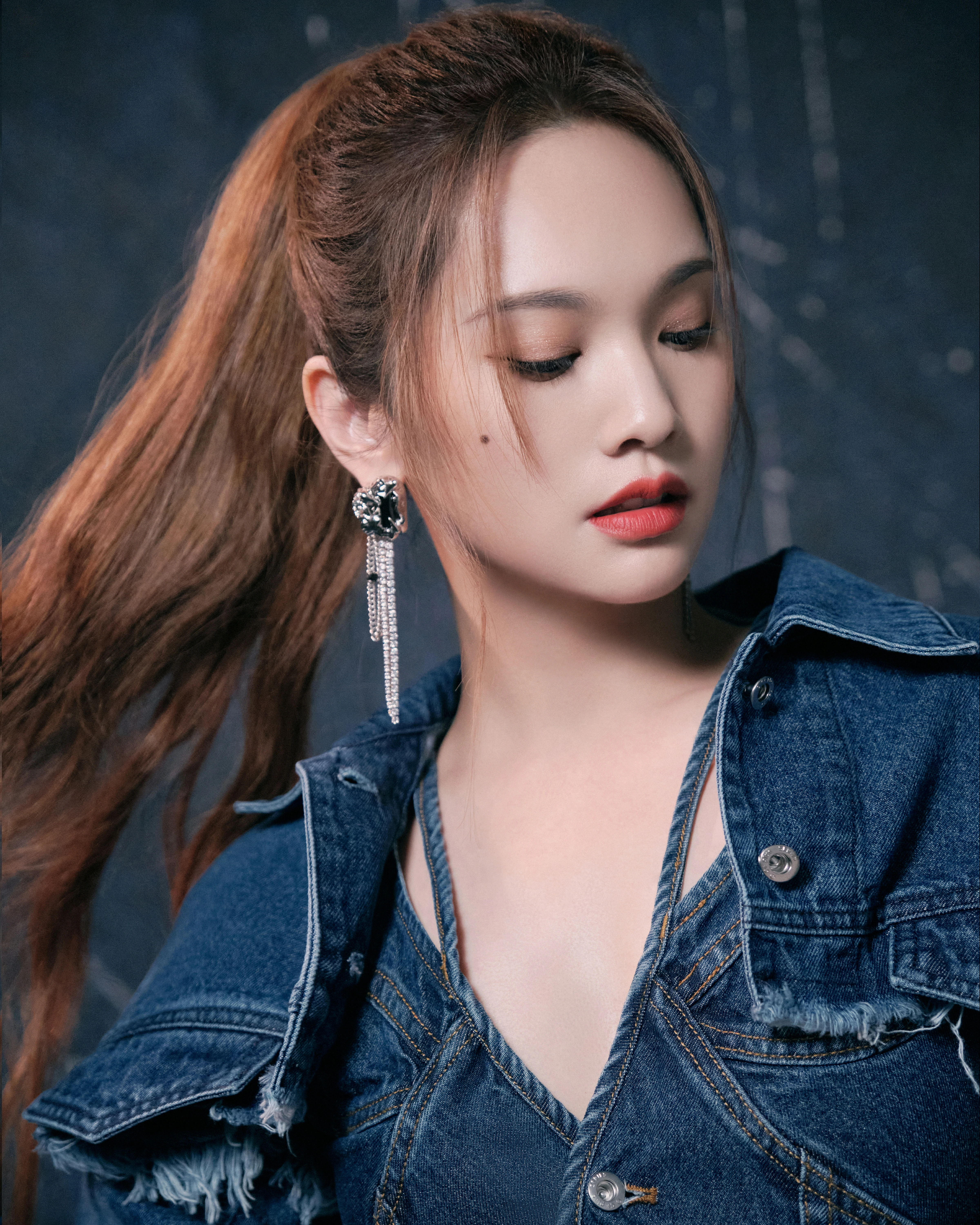杨丞琳发布《我们的歌》牛仔造型写真 发辫飞扬超美飒,9