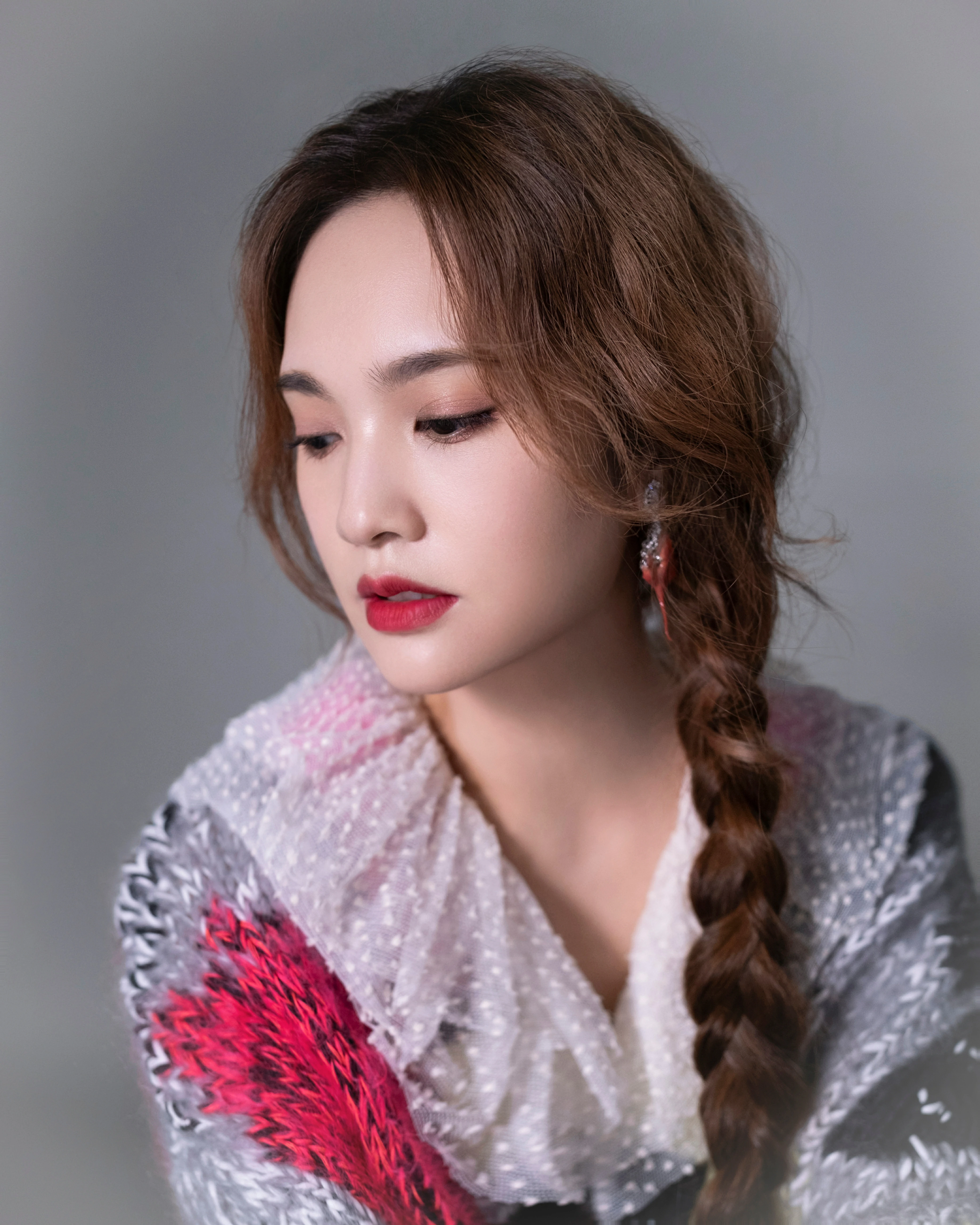 杨丞琳《我们的歌》最新造型写真发布 斜麻花辫造型出镜甜又靓,3