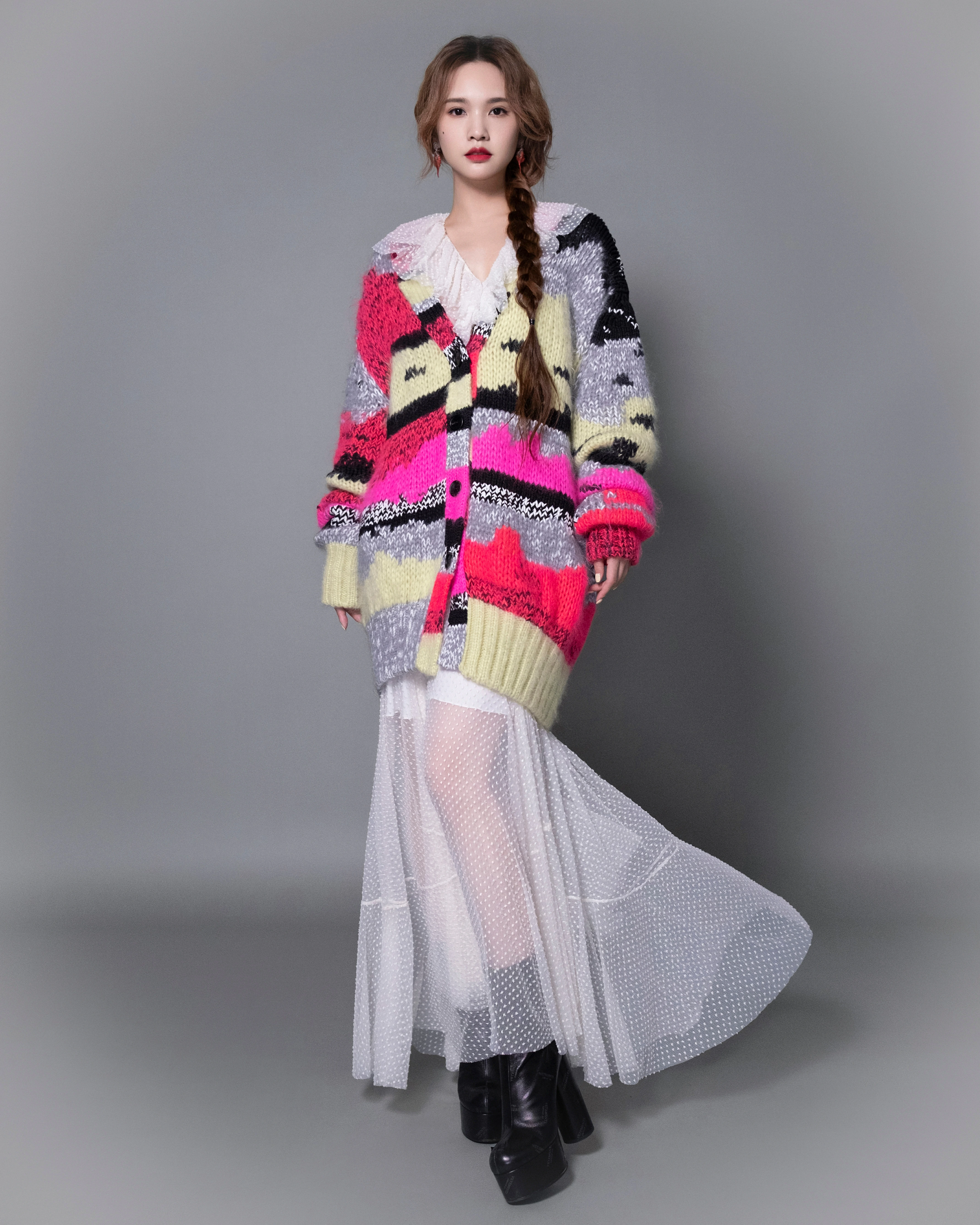 杨丞琳《我们的歌》最新造型写真发布 斜麻花辫造型出镜甜又靓,4