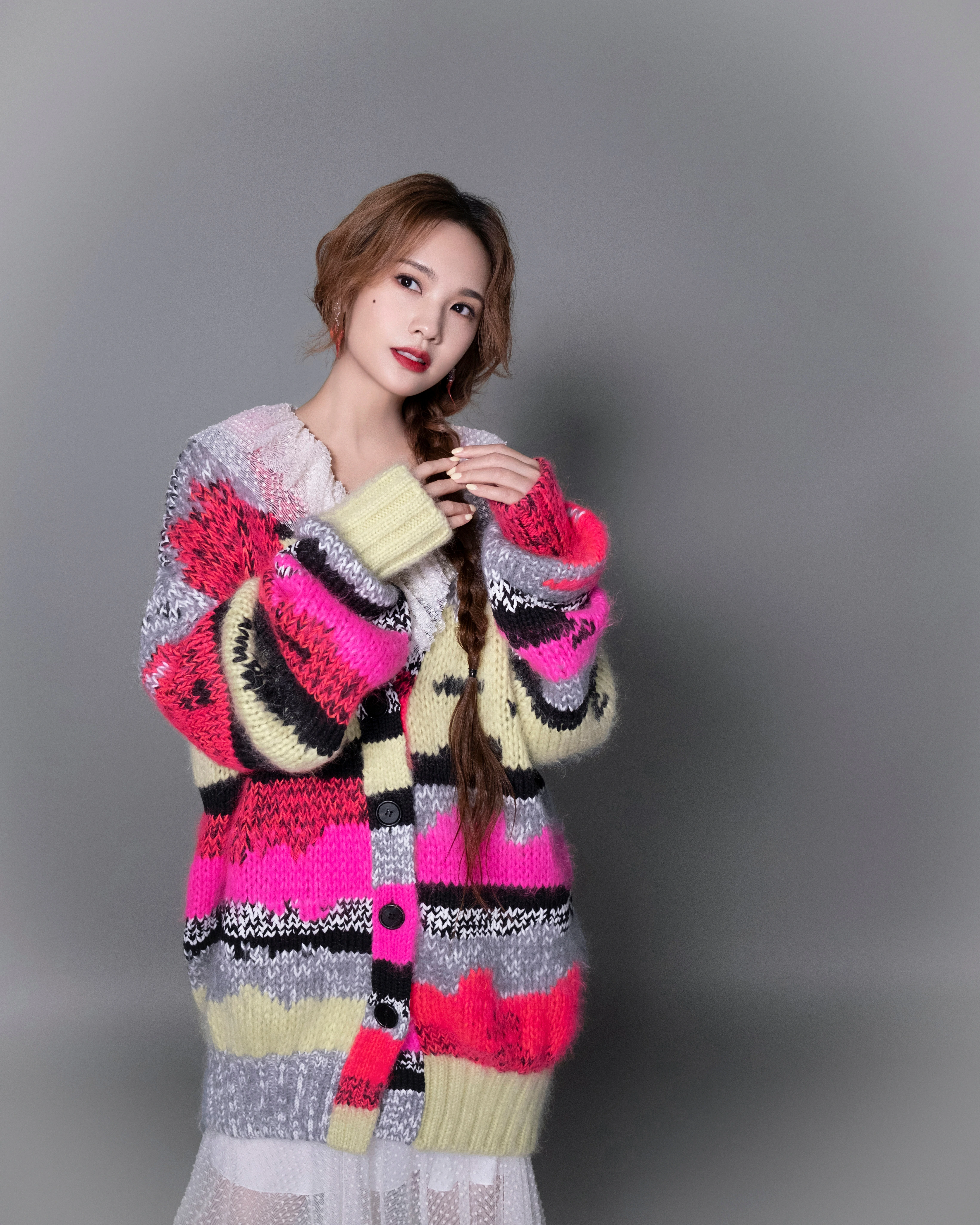 杨丞琳《我们的歌》最新造型写真发布 斜麻花辫造型出镜甜又靓,5