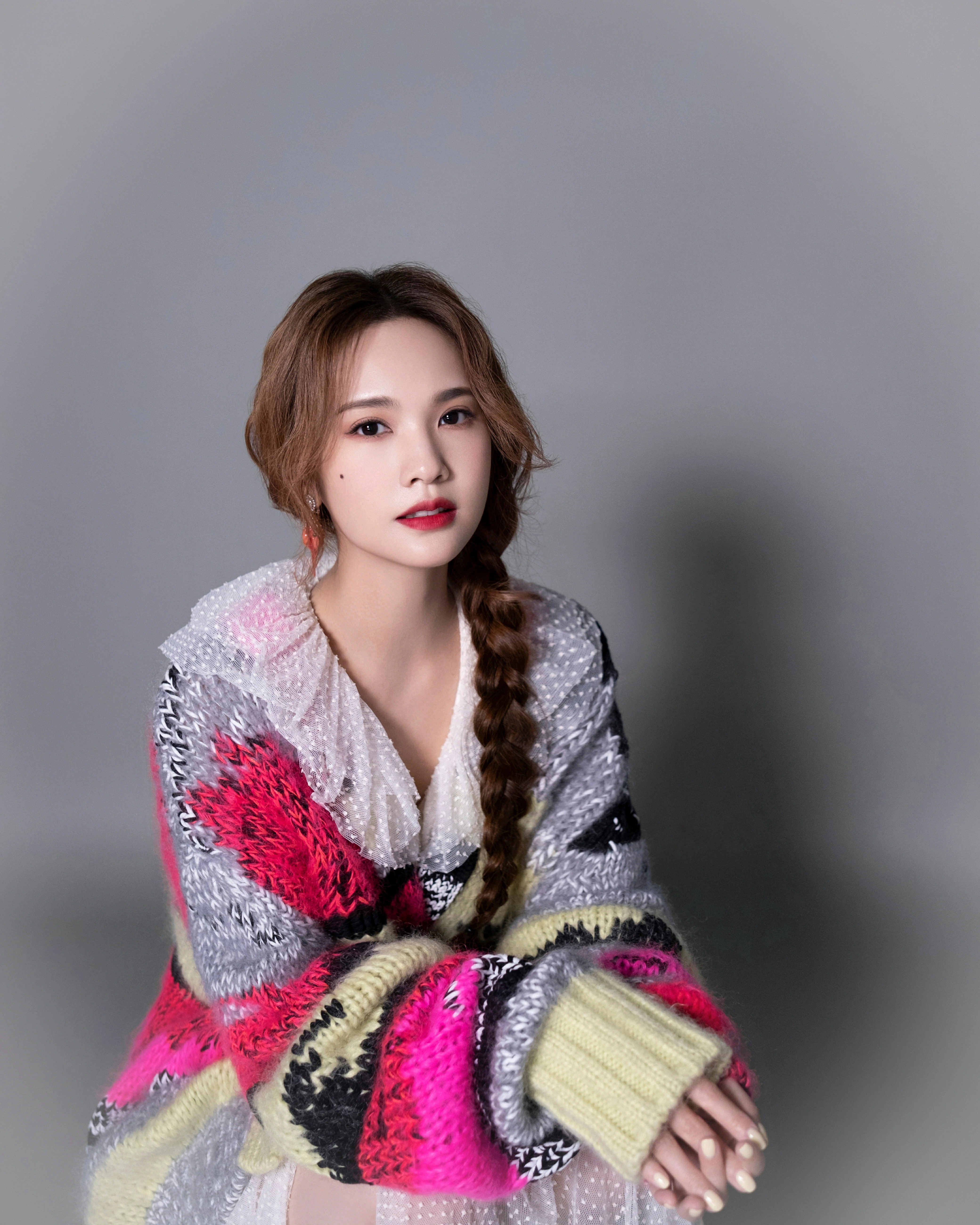 杨丞琳《我们的歌》最新造型写真发布 斜麻花辫造型出镜甜又靓,7