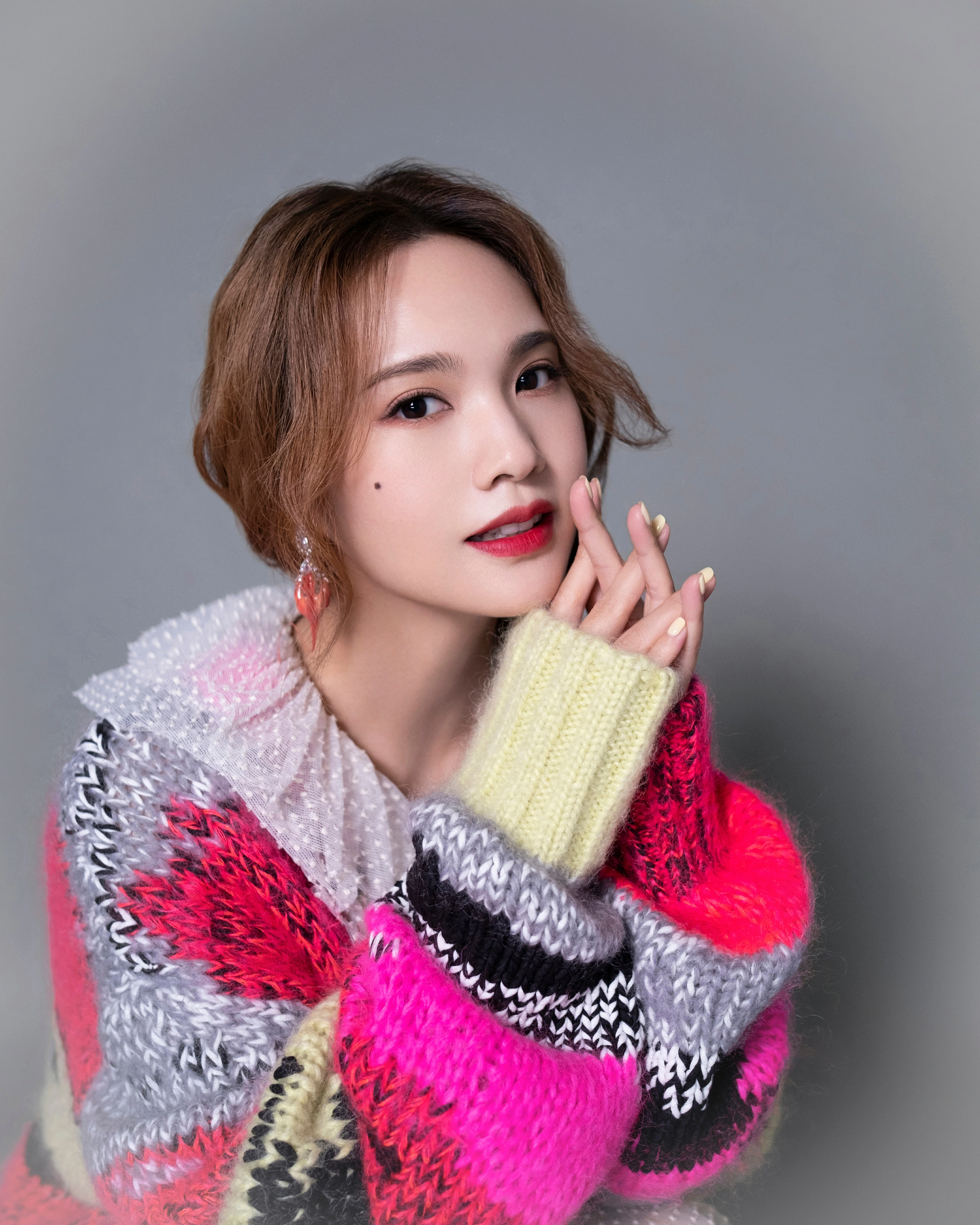 杨丞琳《我们的歌》最新造型写真发布 斜麻花辫造型出镜甜又靓,9