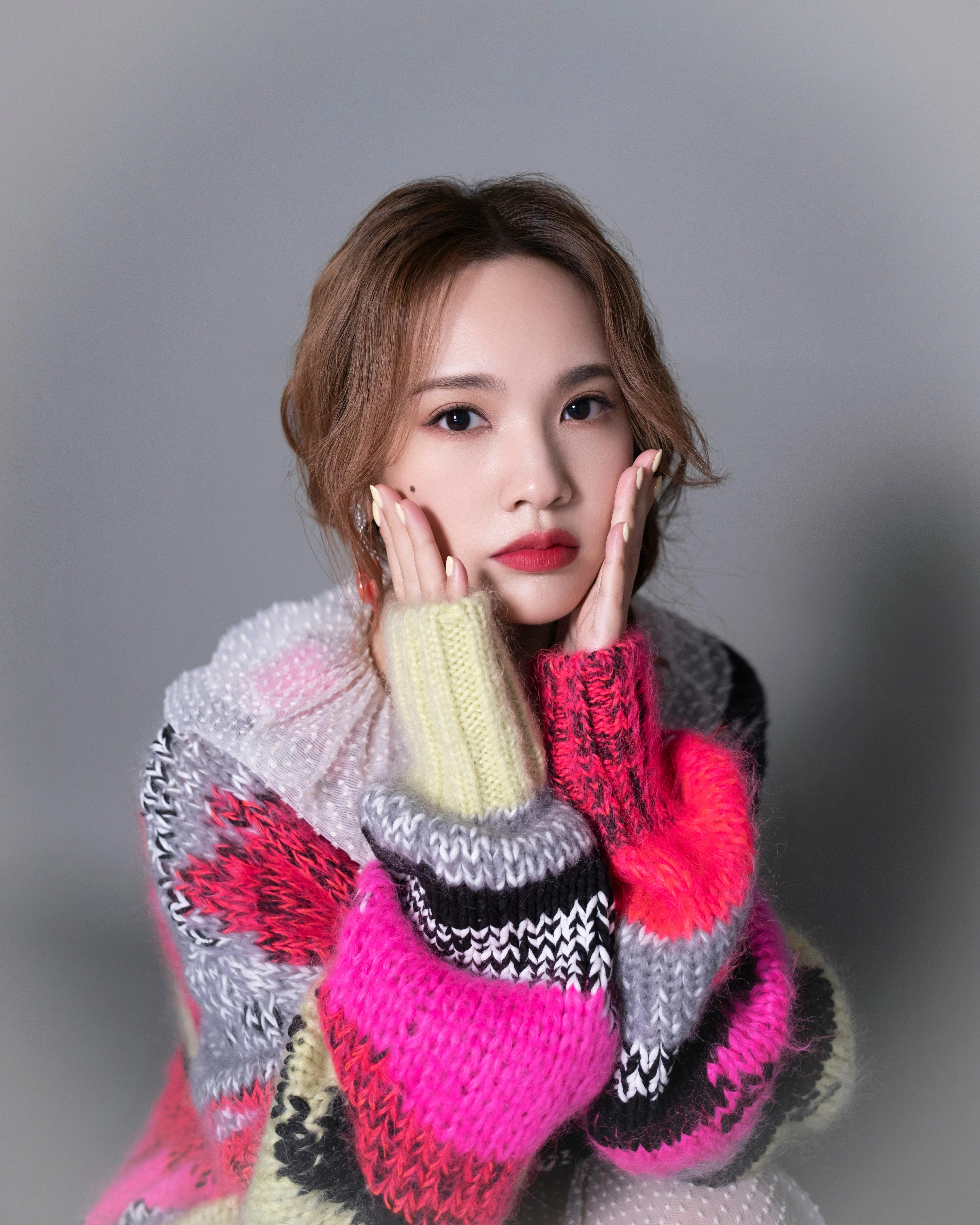 杨丞琳《我们的歌》最新造型写真发布 斜麻花辫造型出镜甜又靓,6