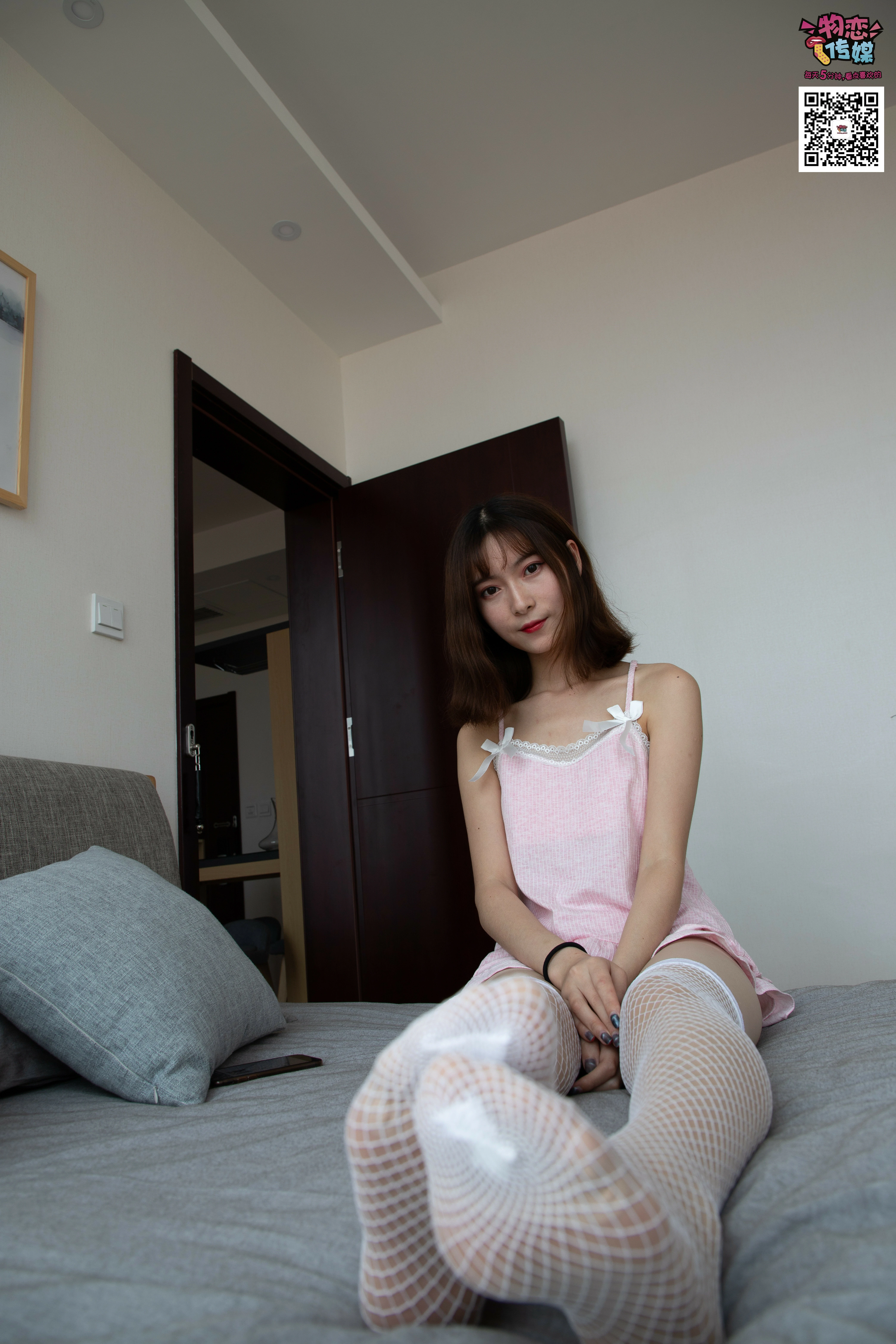 [物恋传媒]NO.020 居家清纯少女粉色睡衣与短裤加肉丝美腿性感写真,0008