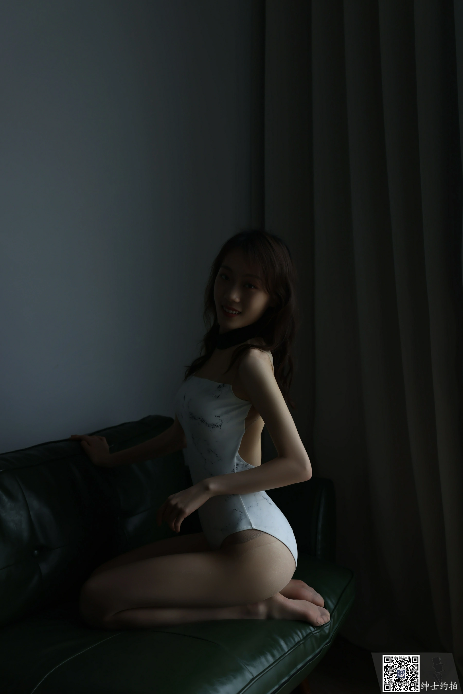 [SHENSHI绅士]SS016 芸芸 白色紧身裸背连体衣加肉丝美腿性感写真,30