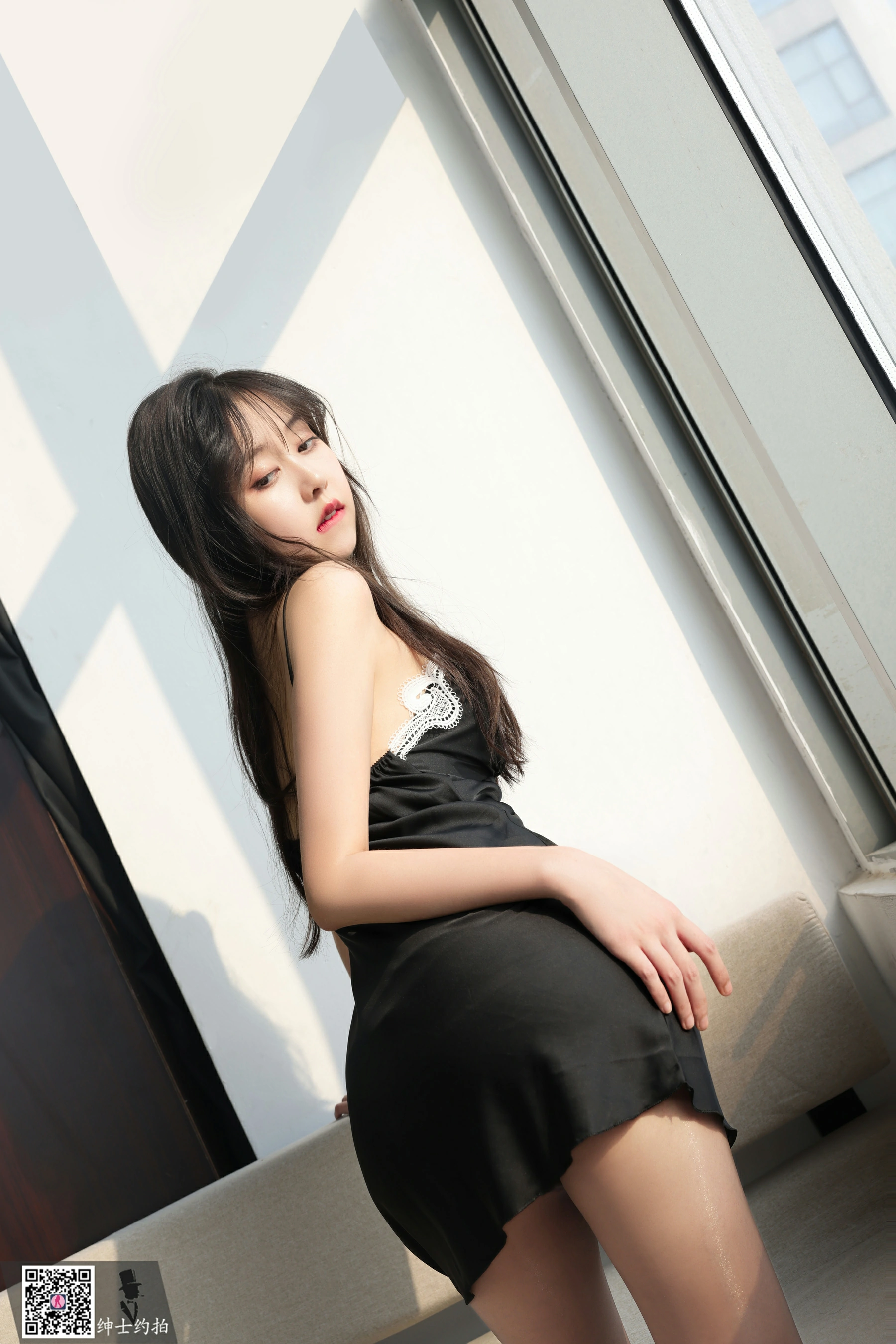 [SHENSHI绅士]SS018 美惠子 黑色吊带蕾丝睡衣裙加肉丝美腿性感写真,29