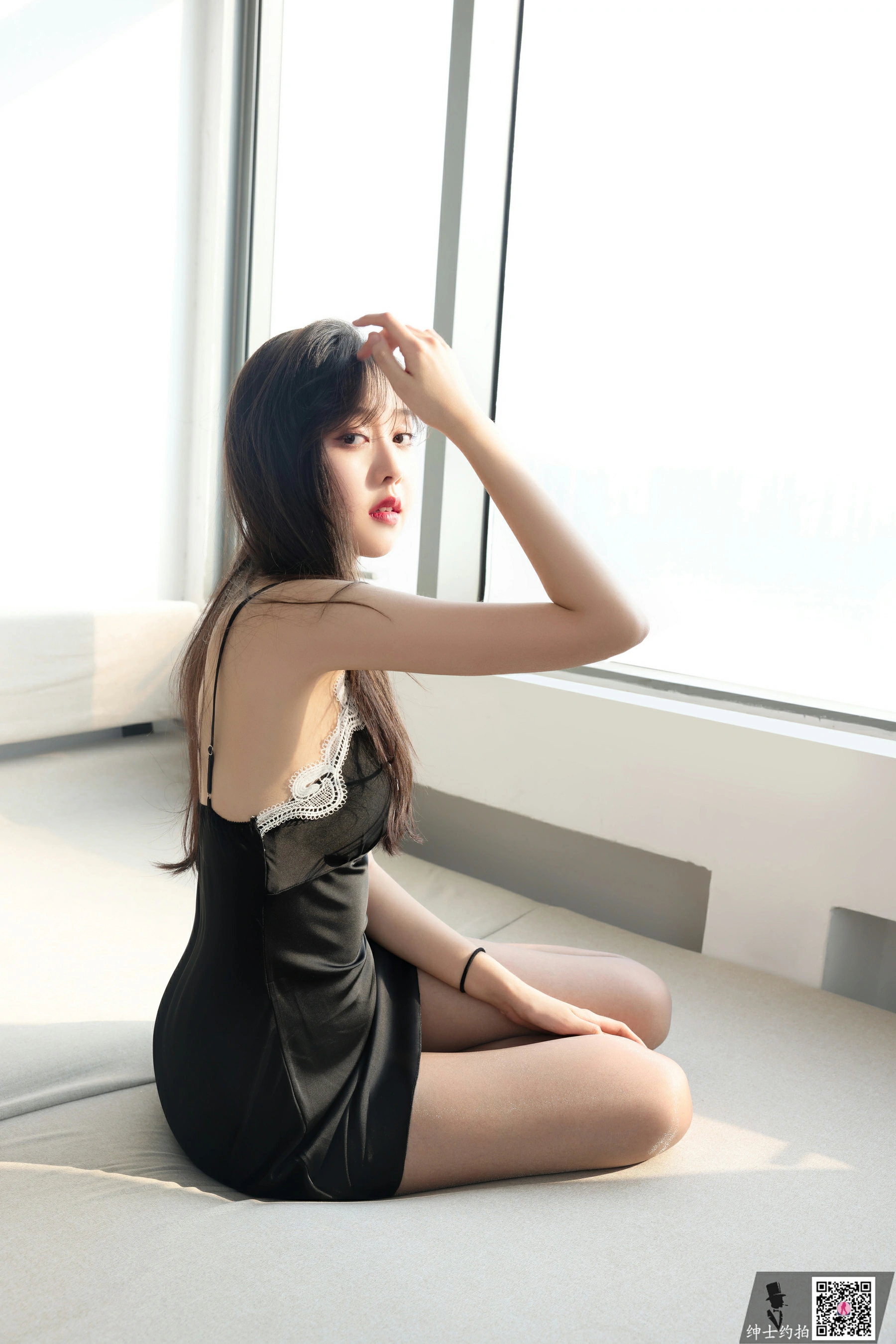 [SHENSHI绅士]SS018 美惠子 黑色吊带蕾丝睡衣裙加肉丝美腿性感写真,24