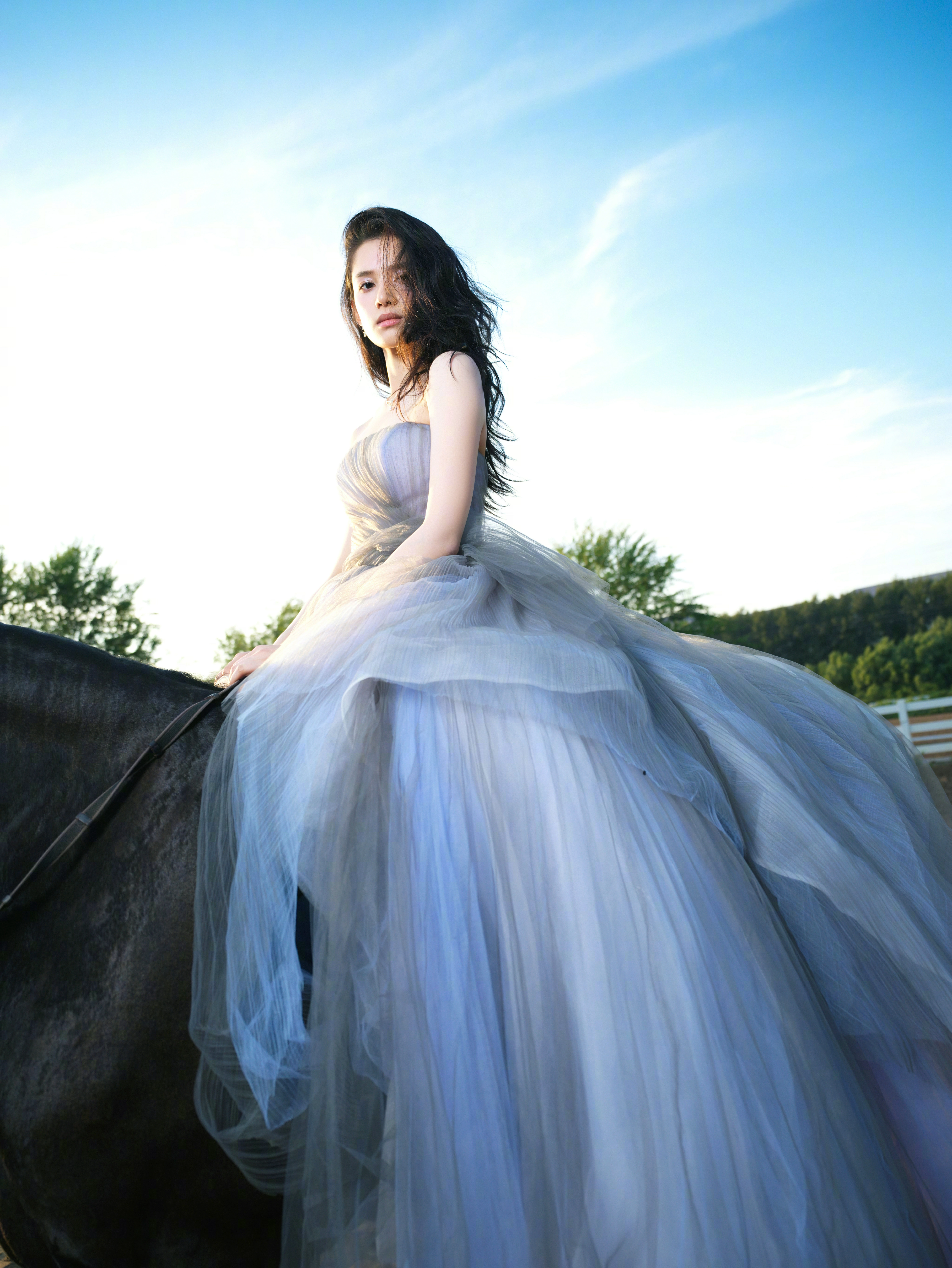 张婧仪穿蓝色公主裙显高贵气质 骑马姿势优雅侧颜迷人,1
